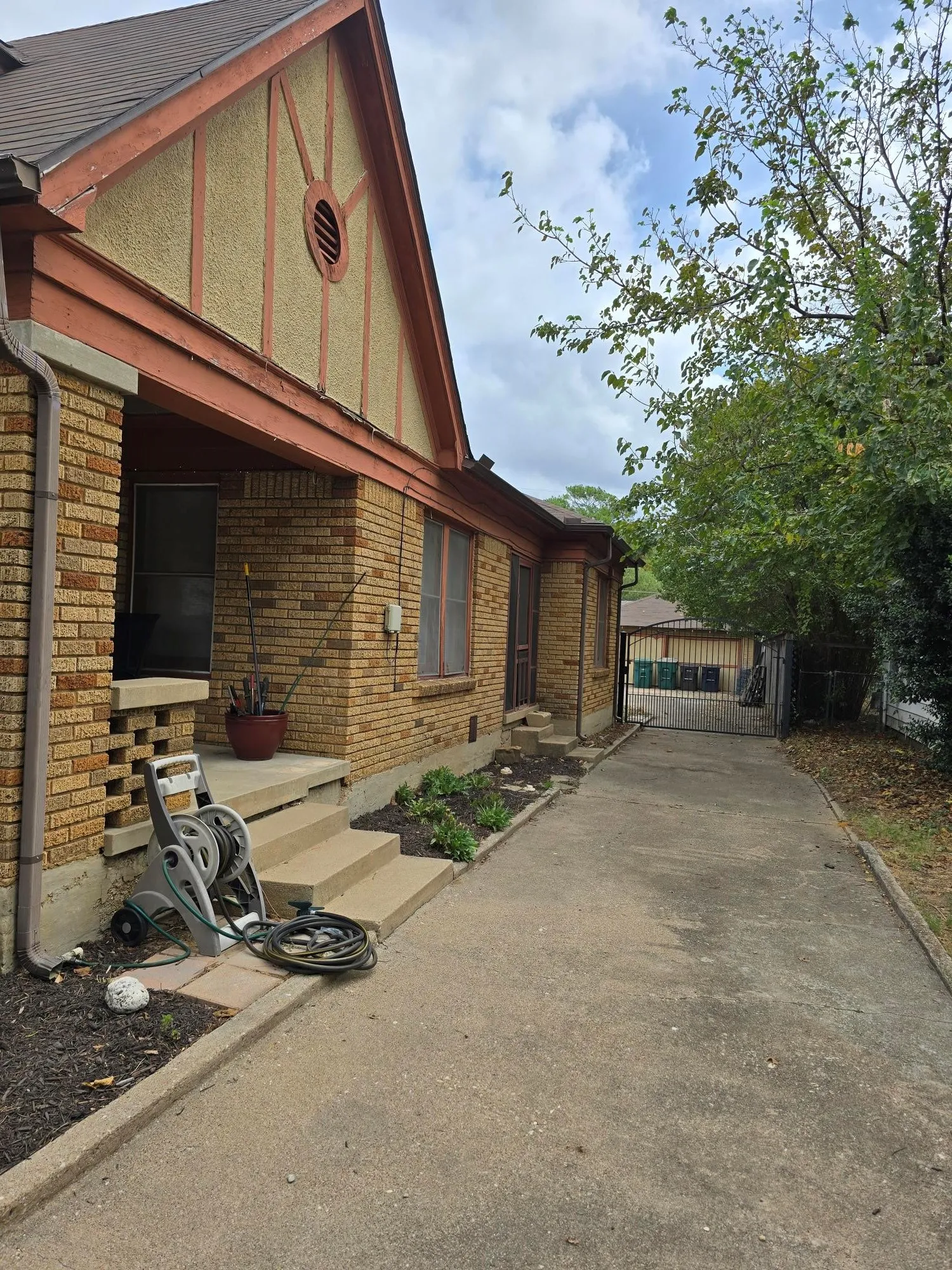 Single Family Residence For Sale in Tarrant County , 320 Emma Street, Fort Worth, Texas 76111, 2 Bedroom, 1 Bathroom, 1 Garage spaces, 1,384 Sqft, built in 1928, mls#21390320, Real Estate Agent in Fort Worth, Homes For Sale in Tarrant county, Homes For Sale in Fort Worth, Realtor in Fort Worth Texas, Real Estate Brokerage Independent Realty Texas, Luminita Cordes Realtor