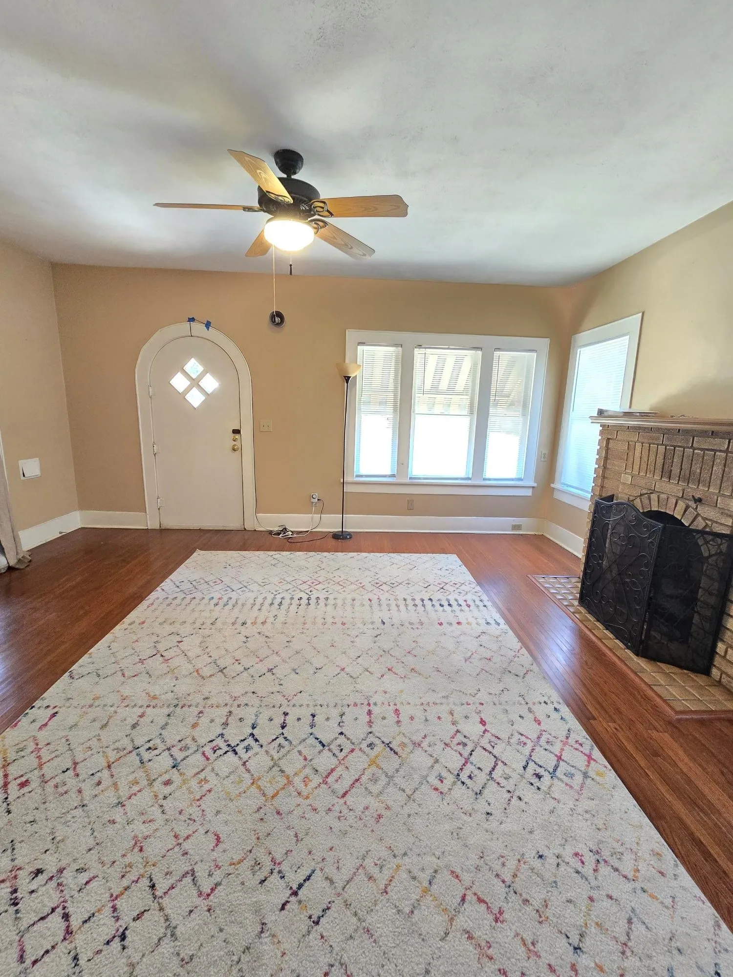 Single Family Residence For Sale in Tarrant County , 320 Emma Street, Fort Worth, Texas 76111, 2 Bedroom, 1 Bathroom, 1 Garage spaces, 1,384 Sqft, built in 1928, mls#21390320, Real Estate Agent in Fort Worth, Homes For Sale in Tarrant county, Homes For Sale in Fort Worth, Realtor in Fort Worth Texas, Real Estate Brokerage Independent Realty Texas, Luminita Cordes Realtor