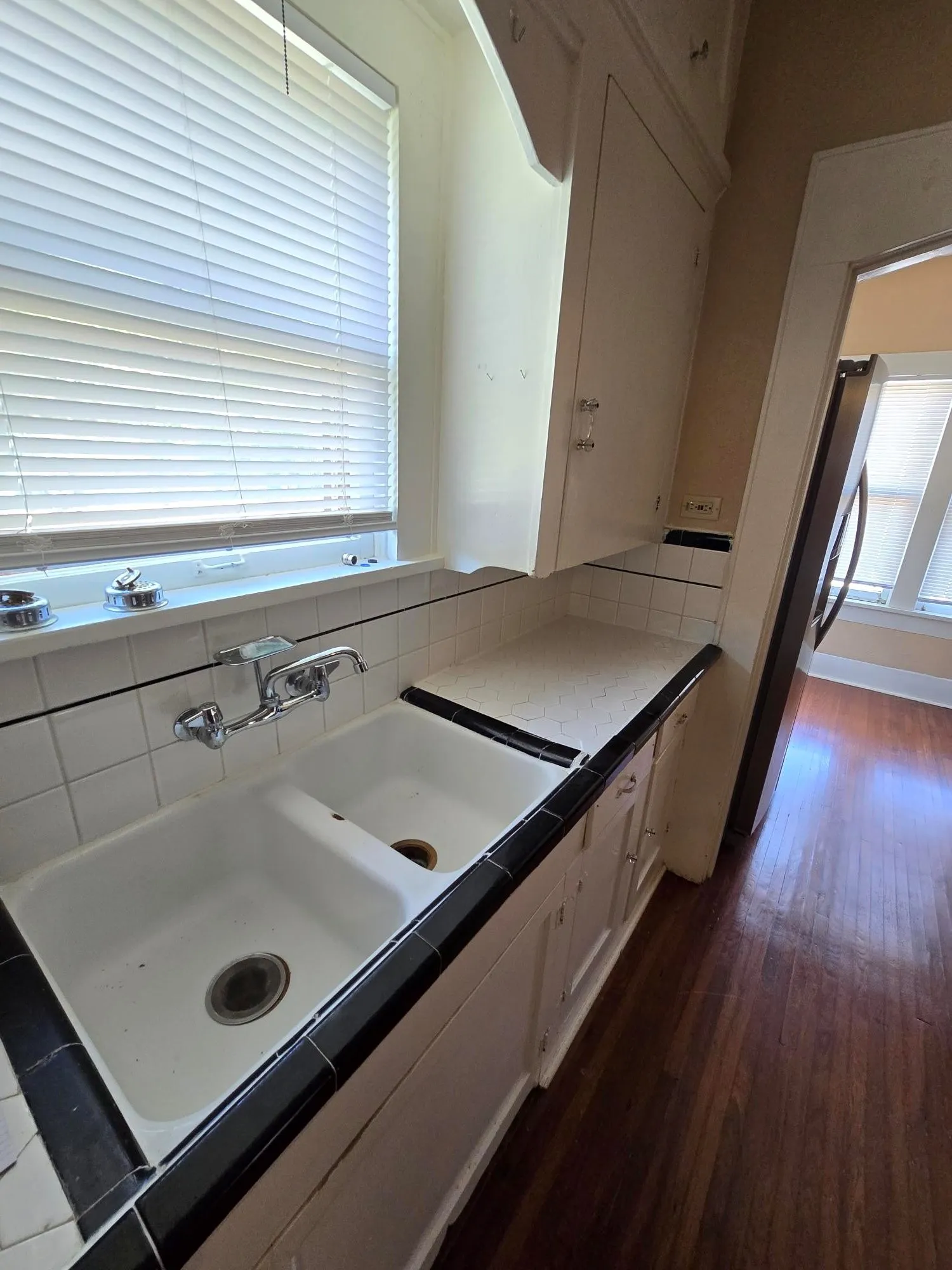 Single Family Residence For Sale in Tarrant County , 320 Emma Street, Fort Worth, Texas 76111, 2 Bedroom, 1 Bathroom, 1 Garage spaces, 1,384 Sqft, built in 1928, mls#21390320, Real Estate Agent in Fort Worth, Homes For Sale in Tarrant county, Homes For Sale in Fort Worth, Realtor in Fort Worth Texas, Real Estate Brokerage Independent Realty Texas, Luminita Cordes Realtor