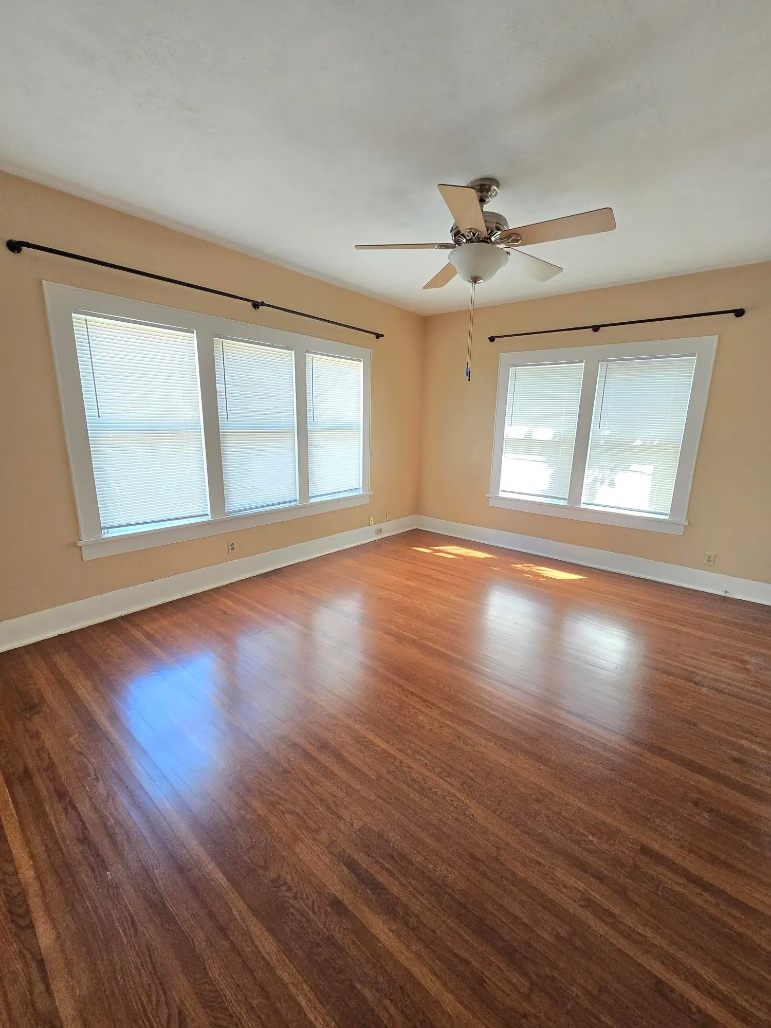 Single Family Residence For Sale in Tarrant County , 320 Emma Street, Fort Worth, Texas 76111, 2 Bedroom, 1 Bathroom, 1 Garage spaces, 1,384 Sqft, built in 1928, mls#21390320, Real Estate Agent in Fort Worth, Homes For Sale in Tarrant county, Homes For Sale in Fort Worth, Realtor in Fort Worth Texas, Real Estate Brokerage Independent Realty Texas, Luminita Cordes Realtor
