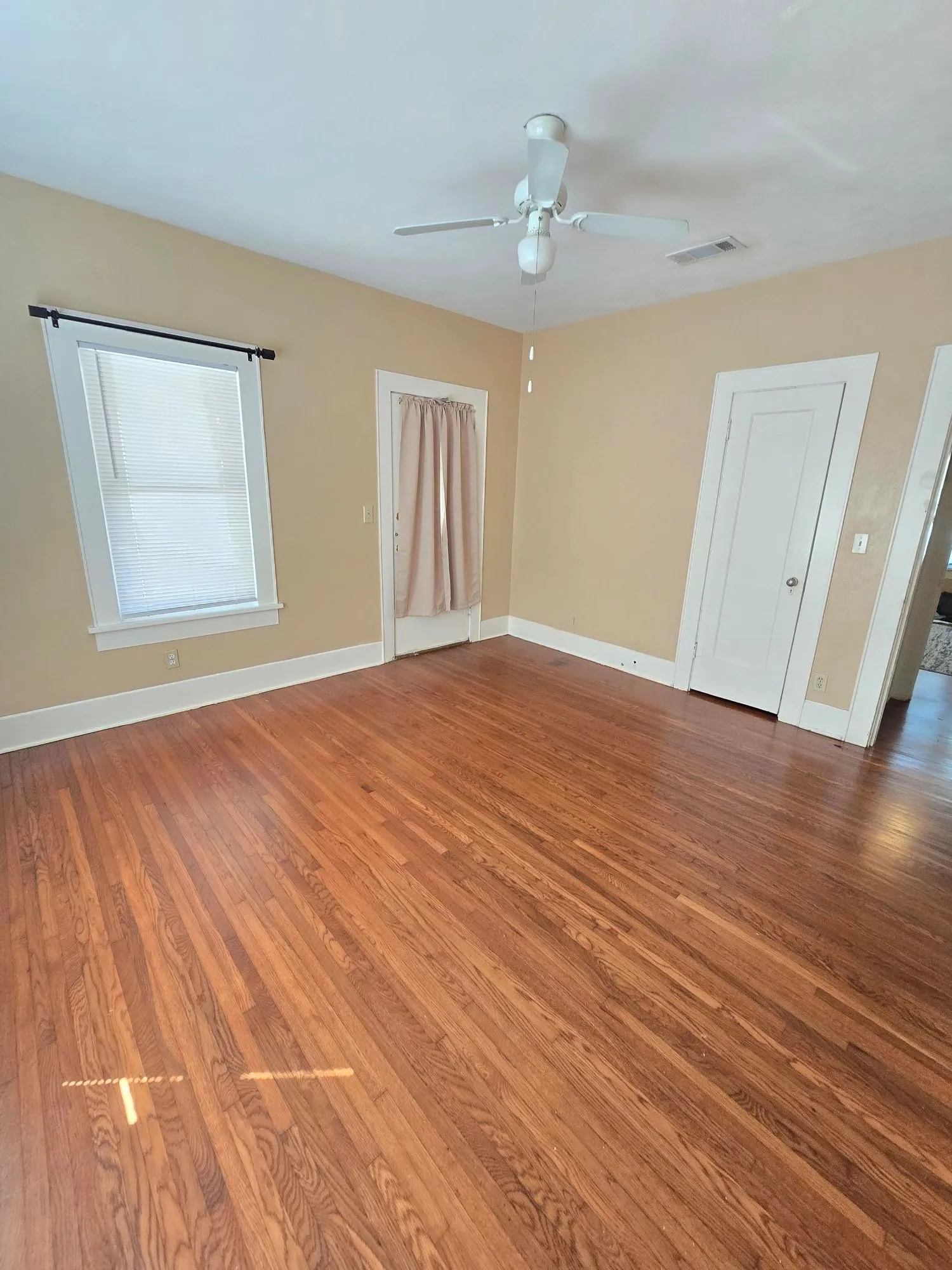 Single Family Residence For Sale in Tarrant County , 320 Emma Street, Fort Worth, Texas 76111, 2 Bedroom, 1 Bathroom, 1 Garage spaces, 1,384 Sqft, built in 1928, mls#21390320, Real Estate Agent in Fort Worth, Homes For Sale in Tarrant county, Homes For Sale in Fort Worth, Realtor in Fort Worth Texas, Real Estate Brokerage Independent Realty Texas, Luminita Cordes Realtor