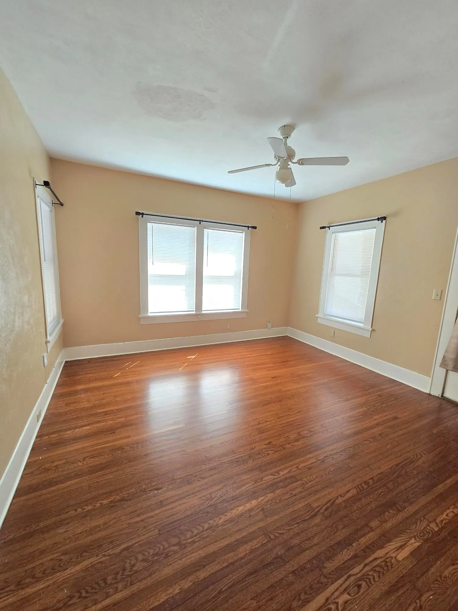 Single Family Residence For Sale in Tarrant County , 320 Emma Street, Fort Worth, Texas 76111, 2 Bedroom, 1 Bathroom, 1 Garage spaces, 1,384 Sqft, built in 1928, mls#21390320, Real Estate Agent in Fort Worth, Homes For Sale in Tarrant county, Homes For Sale in Fort Worth, Realtor in Fort Worth Texas, Real Estate Brokerage Independent Realty Texas, Luminita Cordes Realtor