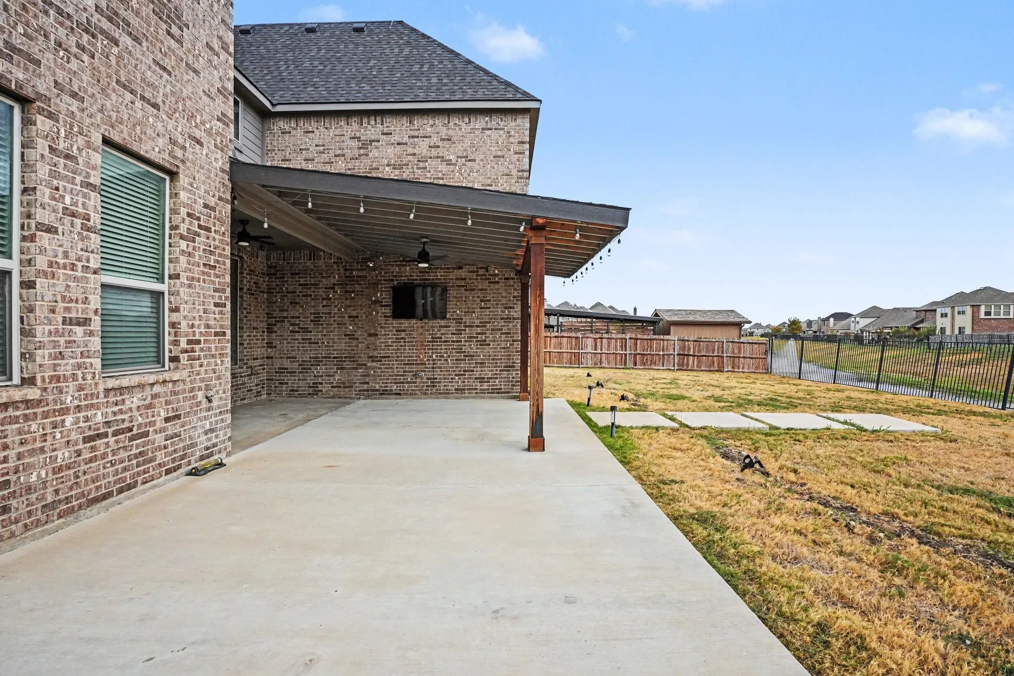 Single Family Residence For Sale in Ellis County , 504 Stillwater Drive, Waxahachie, Texas 75165, 4 Bedroom, 4 Bathroom, 3 Garage spaces, 3,404 Sqft, built in 2018, mls#21399878, Real Estate Agent in Waxahachie, Homes For Sale in Ellis county, Homes For Sale in Waxahachie, Realtor in Waxahachie Texas, Real Estate Brokerage Independent Realty Texas, Luminita Cordes Realtor