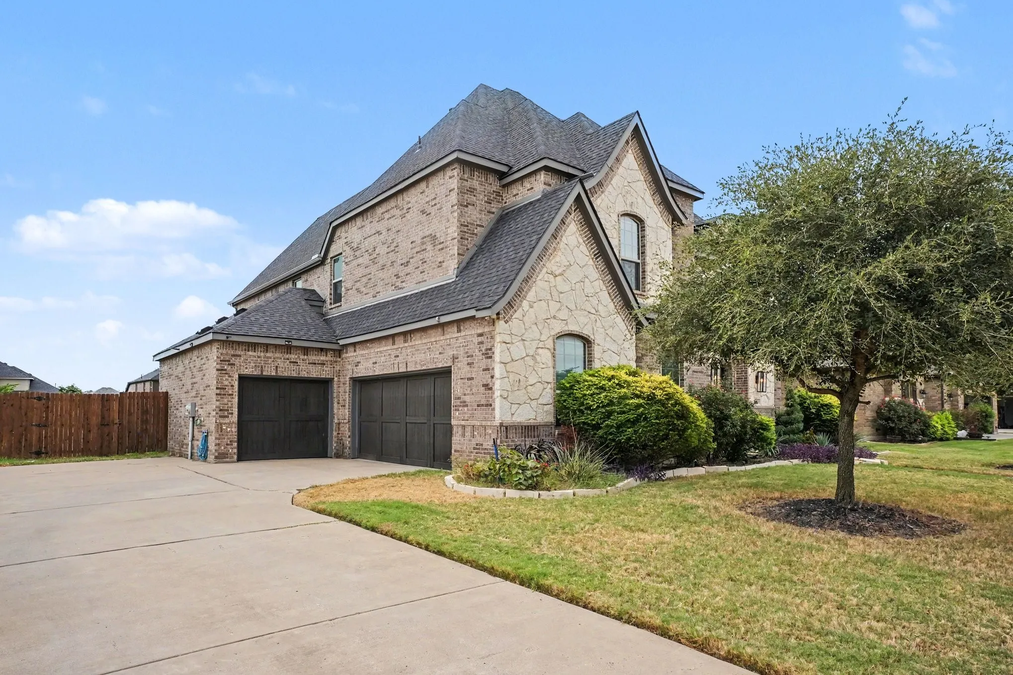 Single Family Residence For Sale in Ellis County , 504 Stillwater Drive, Waxahachie, Texas 75165, 4 Bedroom, 4 Bathroom, 3 Garage spaces, 3,404 Sqft, built in 2018, mls#21399878, Real Estate Agent in Waxahachie, Homes For Sale in Ellis county, Homes For Sale in Waxahachie, Realtor in Waxahachie Texas, Real Estate Brokerage Independent Realty Texas, Luminita Cordes Realtor