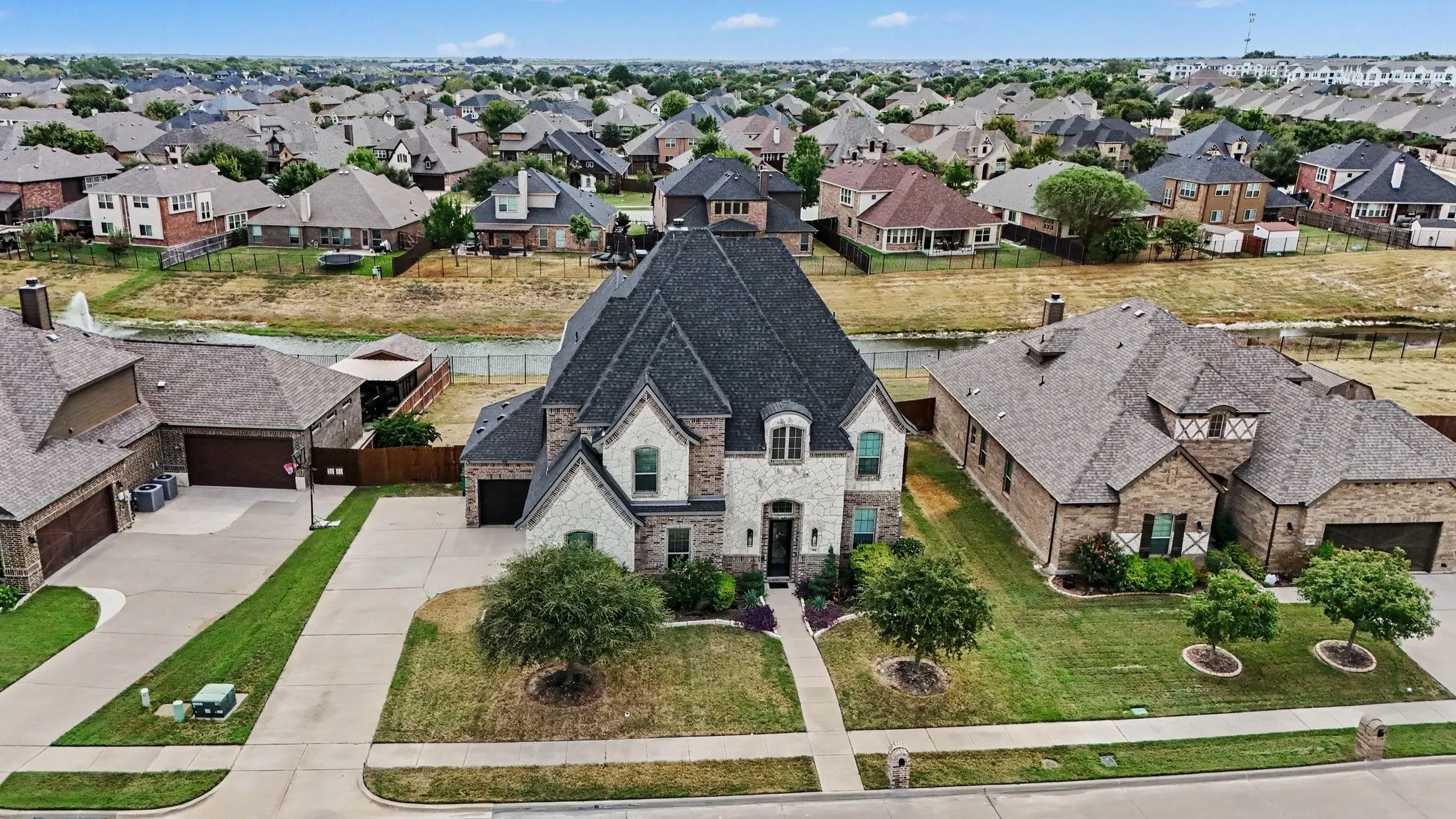 Single Family Residence For Sale in Ellis County , 504 Stillwater Drive, Waxahachie, Texas 75165, 4 Bedroom, 4 Bathroom, 3 Garage spaces, 3,404 Sqft, built in 2018, mls#21399878, Real Estate Agent in Waxahachie, Homes For Sale in Ellis county, Homes For Sale in Waxahachie, Realtor in Waxahachie Texas, Real Estate Brokerage Independent Realty Texas, Luminita Cordes Realtor