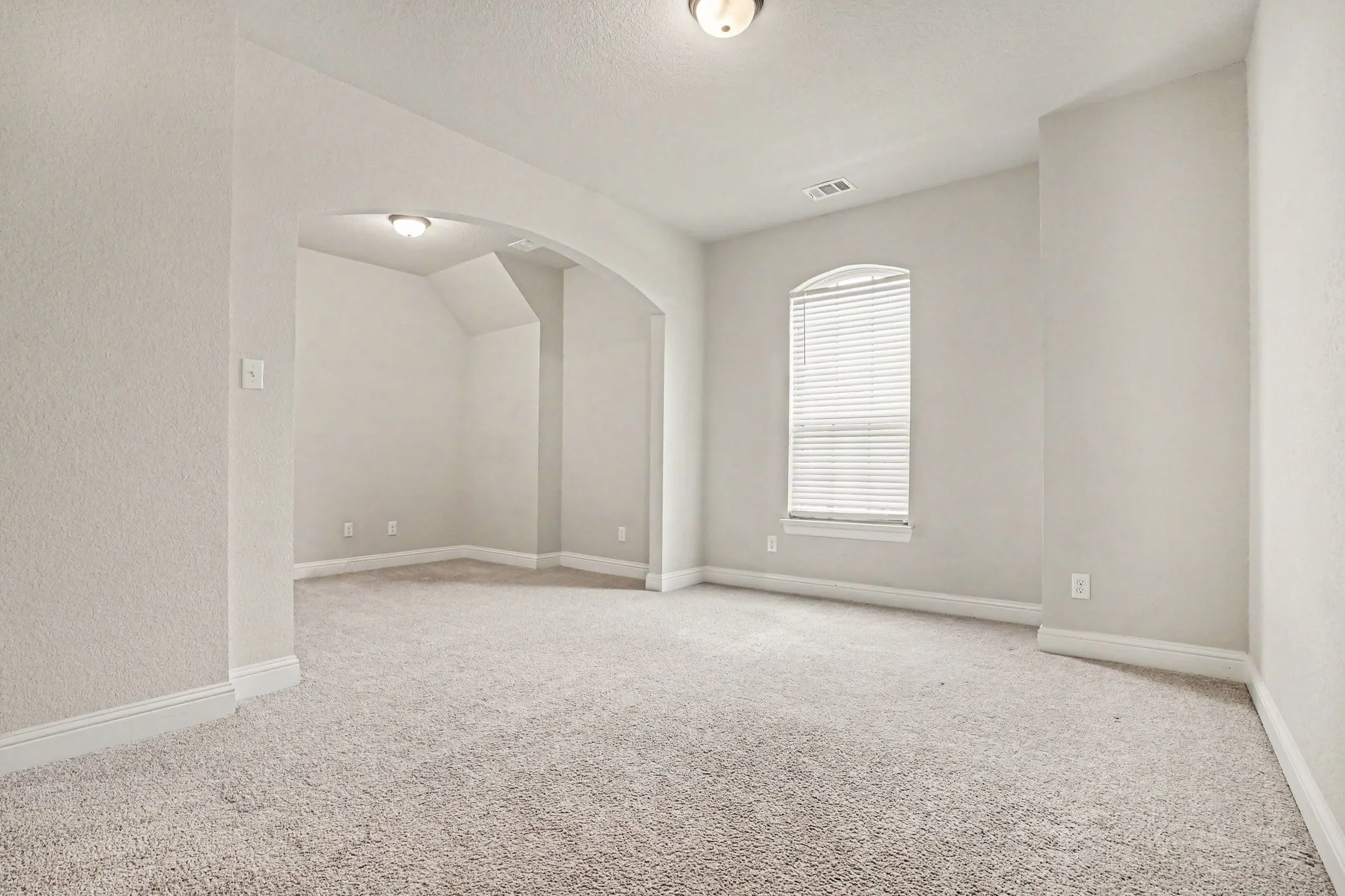 Single Family Residence For Sale in Ellis County , 504 Stillwater Drive, Waxahachie, Texas 75165, 4 Bedroom, 4 Bathroom, 3 Garage spaces, 3,404 Sqft, built in 2018, mls#21399878, Real Estate Agent in Waxahachie, Homes For Sale in Ellis county, Homes For Sale in Waxahachie, Realtor in Waxahachie Texas, Real Estate Brokerage Independent Realty Texas, Luminita Cordes Realtor
