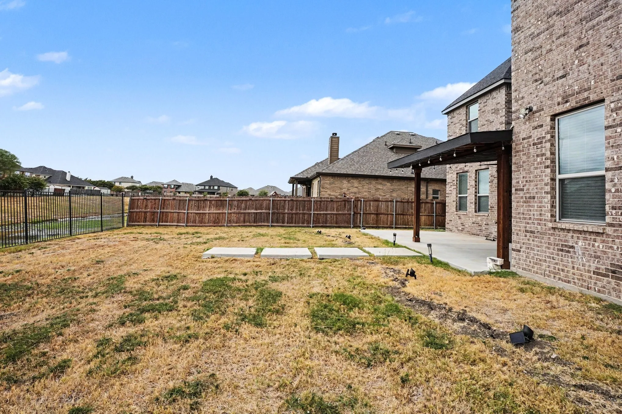 Single Family Residence For Sale in Ellis County , 504 Stillwater Drive, Waxahachie, Texas 75165, 4 Bedroom, 4 Bathroom, 3 Garage spaces, 3,404 Sqft, built in 2018, mls#21399878, Real Estate Agent in Waxahachie, Homes For Sale in Ellis county, Homes For Sale in Waxahachie, Realtor in Waxahachie Texas, Real Estate Brokerage Independent Realty Texas, Luminita Cordes Realtor