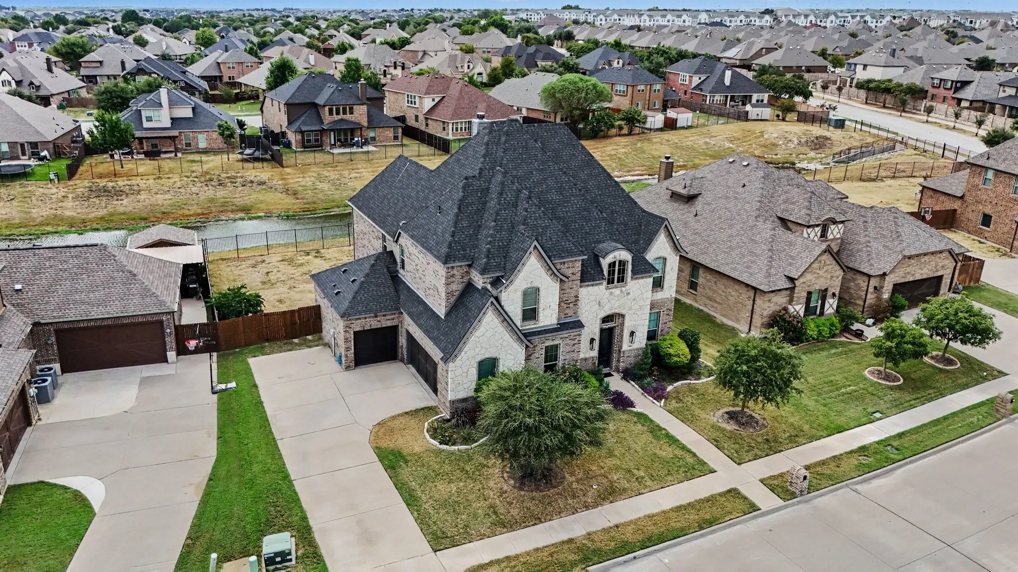 Single Family Residence For Sale in Ellis County , 504 Stillwater Drive, Waxahachie, Texas 75165, 4 Bedroom, 4 Bathroom, 3 Garage spaces, 3,404 Sqft, built in 2018, mls#21399878, Real Estate Agent in Waxahachie, Homes For Sale in Ellis county, Homes For Sale in Waxahachie, Realtor in Waxahachie Texas, Real Estate Brokerage Independent Realty Texas, Luminita Cordes Realtor