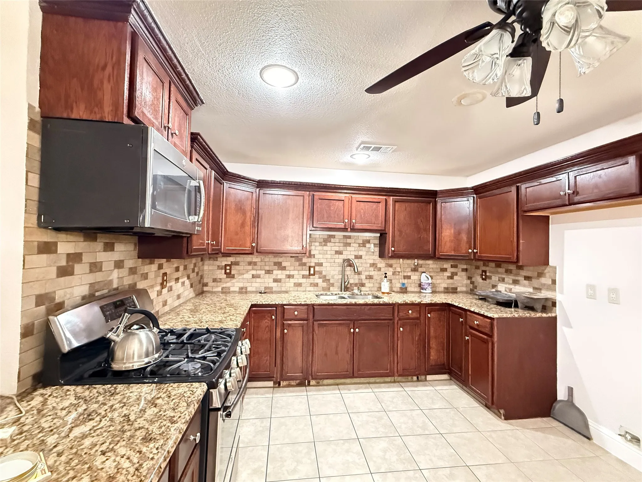Single Family Residence For Rent in Denton County , 681 Surf Street, Lewisville, Texas 75067, 3 Bedroom, 2 Bathroom, 2 Garage spaces, 1,686 Sqft, built in 1962, mls#21402195, Real Estate Agent in Lewisville, Homes For Rent in Denton county, Homes For Rent in Lewisville, Realtor in Lewisville Texas, Real Estate Brokerage Independent Realty Texas, Luminita Cordes Realtor