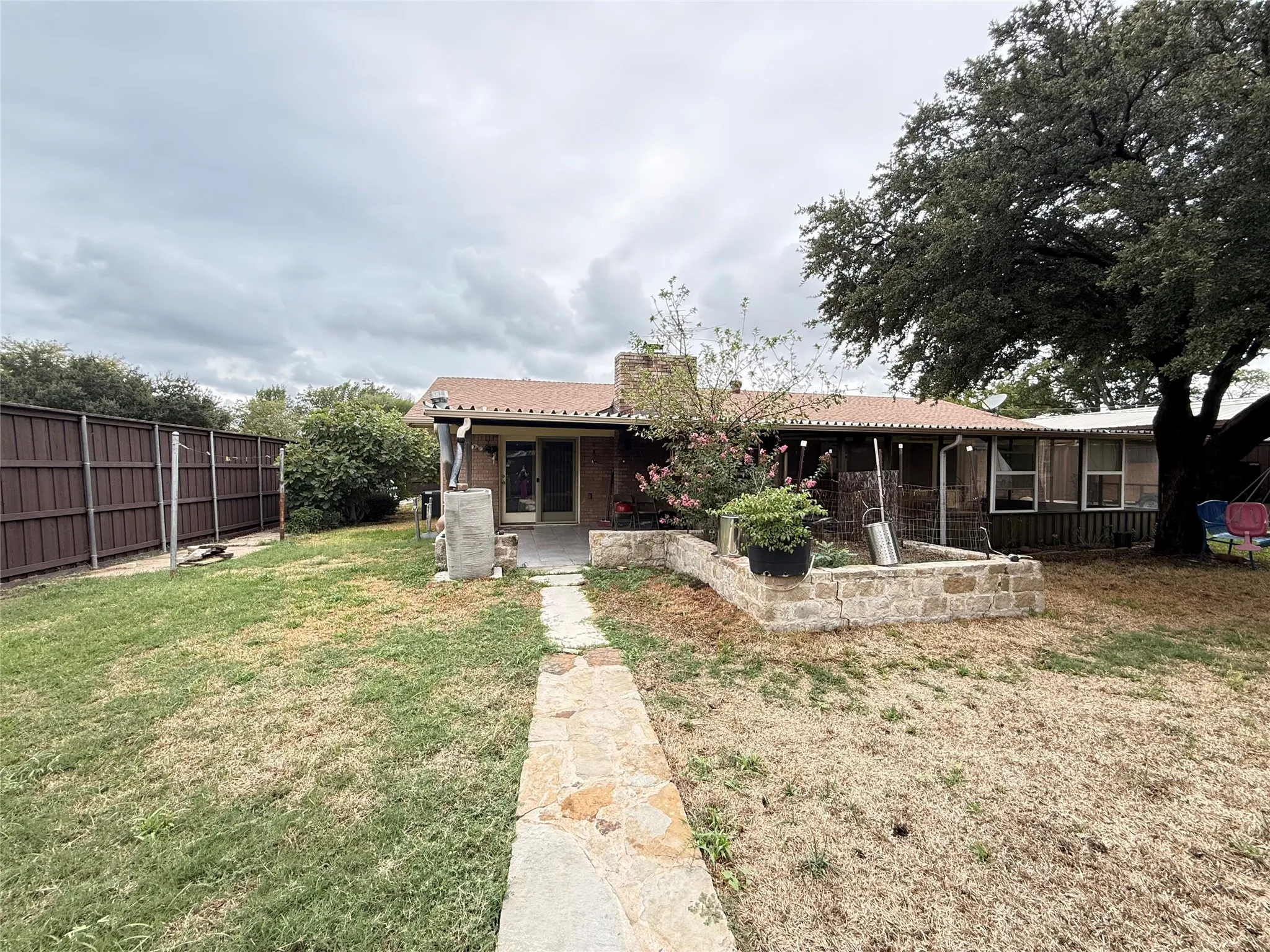 Single Family Residence For Rent in Denton County , 681 Surf Street, Lewisville, Texas 75067, 3 Bedroom, 2 Bathroom, 2 Garage spaces, 1,686 Sqft, built in 1962, mls#21402195, Real Estate Agent in Lewisville, Homes For Rent in Denton county, Homes For Rent in Lewisville, Realtor in Lewisville Texas, Real Estate Brokerage Independent Realty Texas, Luminita Cordes Realtor