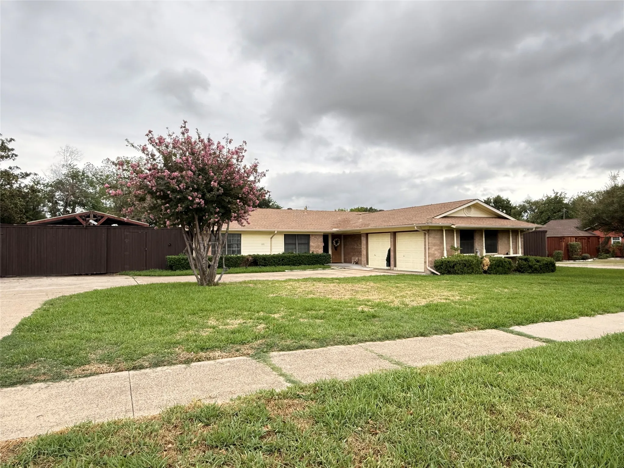 Single Family Residence For Rent in Denton County , 681 Surf Street, Lewisville, Texas 75067, 3 Bedroom, 2 Bathroom, 2 Garage spaces, 1,686 Sqft, built in 1962, mls#21402195, Real Estate Agent in Lewisville, Homes For Rent in Denton county, Homes For Rent in Lewisville, Realtor in Lewisville Texas, Real Estate Brokerage Independent Realty Texas, Luminita Cordes Realtor