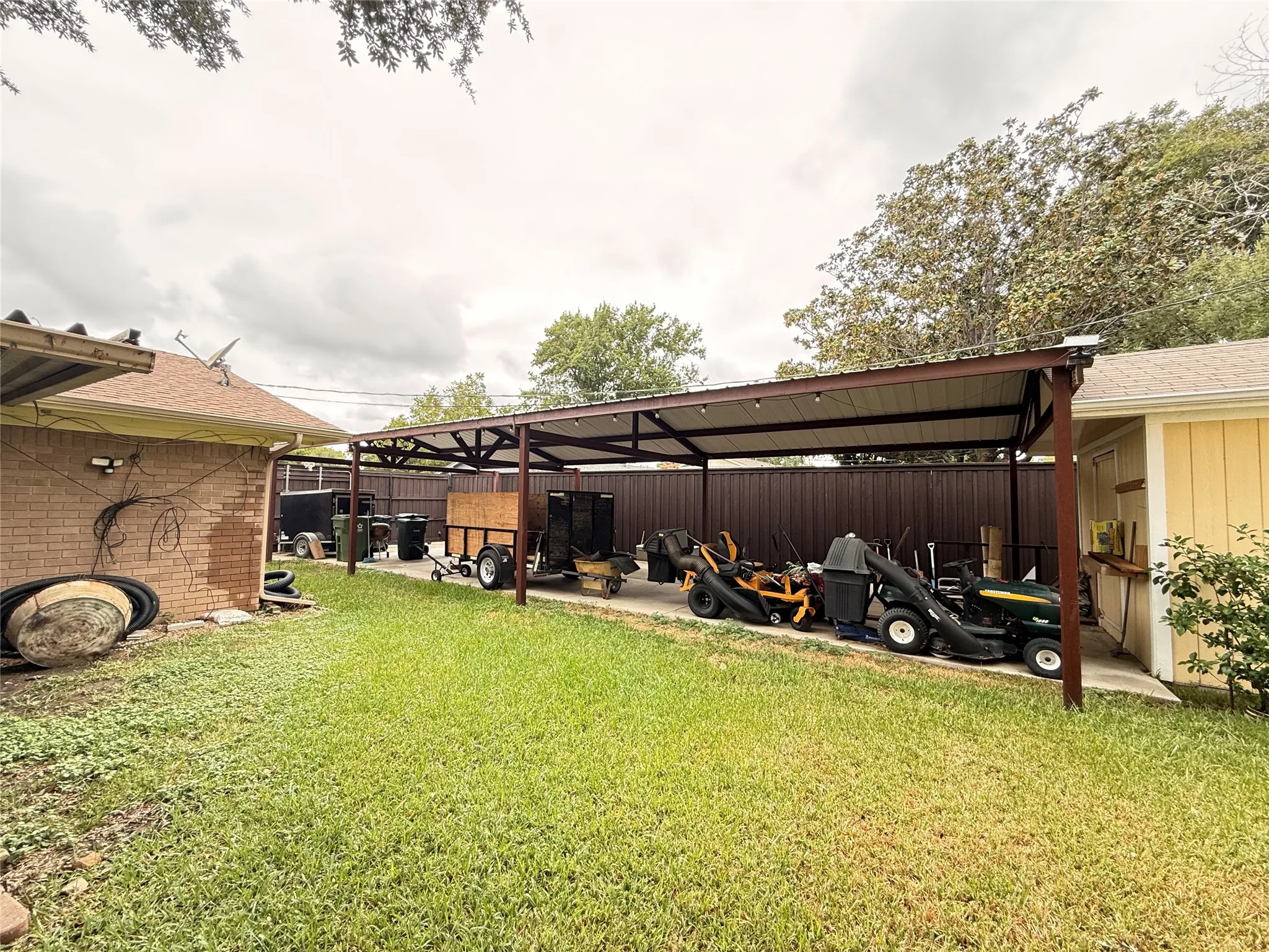 Single Family Residence For Rent in Denton County , 681 Surf Street, Lewisville, Texas 75067, 3 Bedroom, 2 Bathroom, 2 Garage spaces, 1,686 Sqft, built in 1962, mls#21402195, Real Estate Agent in Lewisville, Homes For Rent in Denton county, Homes For Rent in Lewisville, Realtor in Lewisville Texas, Real Estate Brokerage Independent Realty Texas, Luminita Cordes Realtor