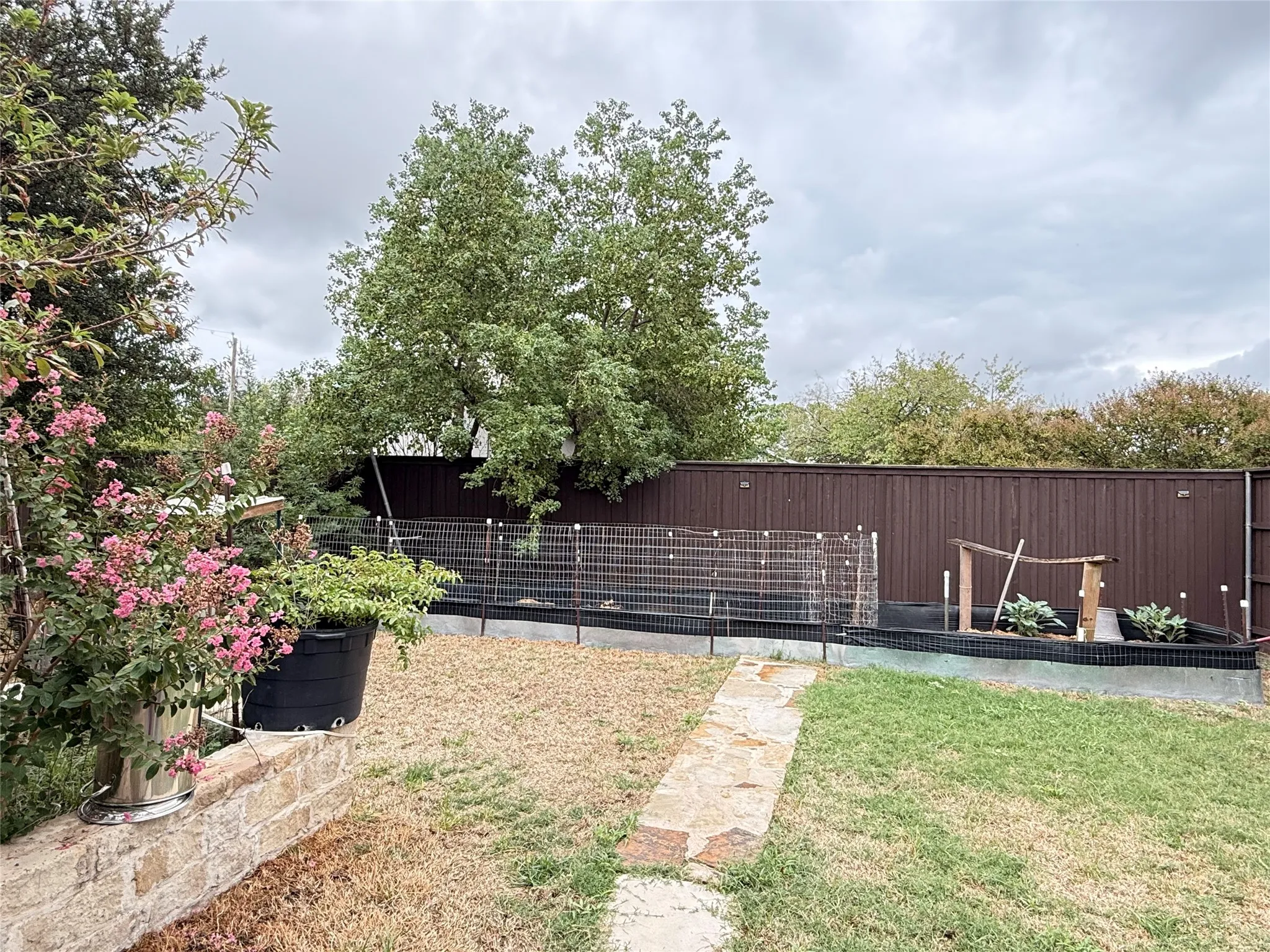 Single Family Residence For Rent in Denton County , 681 Surf Street, Lewisville, Texas 75067, 3 Bedroom, 2 Bathroom, 2 Garage spaces, 1,686 Sqft, built in 1962, mls#21402195, Real Estate Agent in Lewisville, Homes For Rent in Denton county, Homes For Rent in Lewisville, Realtor in Lewisville Texas, Real Estate Brokerage Independent Realty Texas, Luminita Cordes Realtor