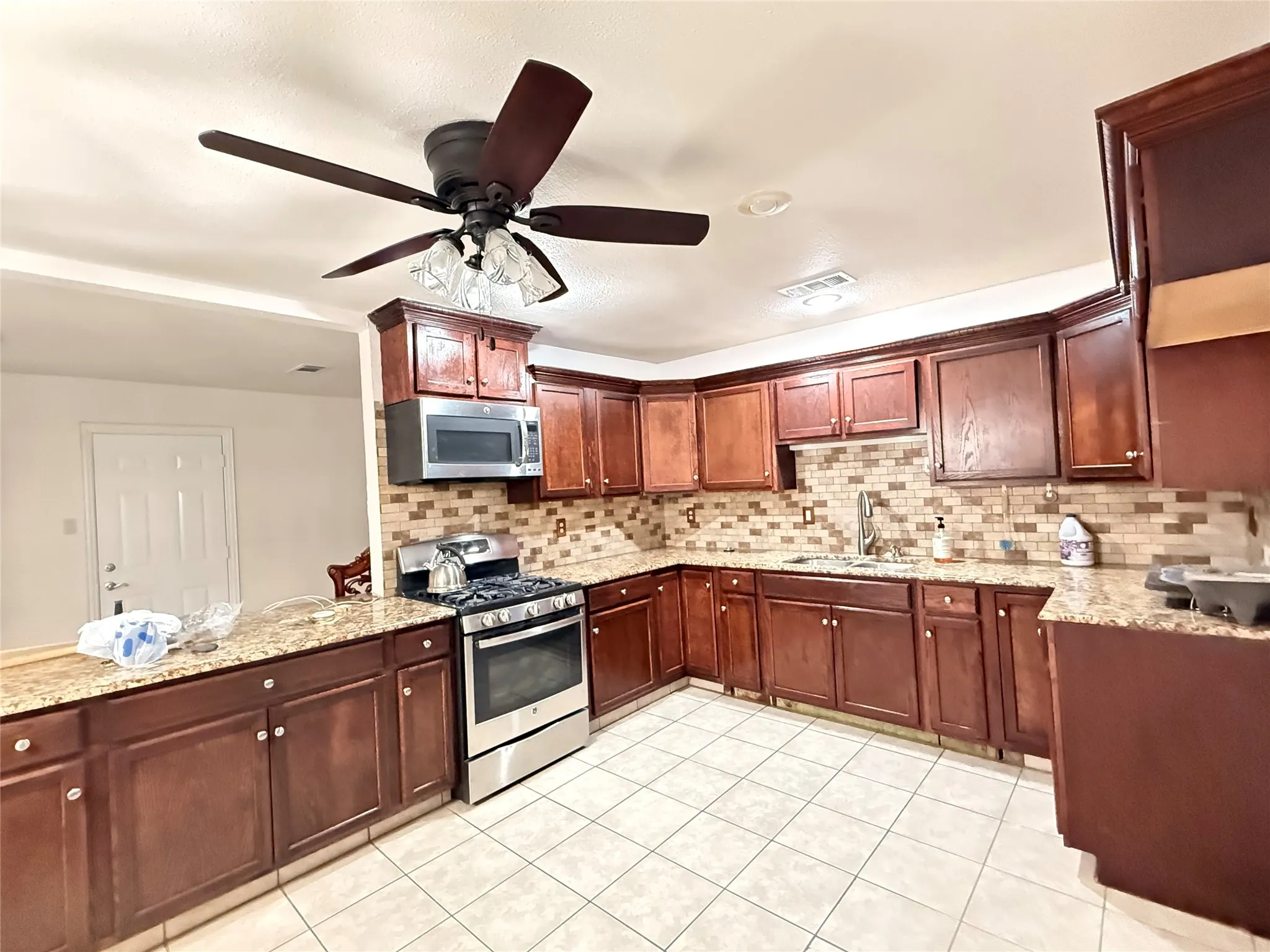 Single Family Residence For Rent in Denton County , 681 Surf Street, Lewisville, Texas 75067, 3 Bedroom, 2 Bathroom, 2 Garage spaces, 1,686 Sqft, built in 1962, mls#21402195, Real Estate Agent in Lewisville, Homes For Rent in Denton county, Homes For Rent in Lewisville, Realtor in Lewisville Texas, Real Estate Brokerage Independent Realty Texas, Luminita Cordes Realtor