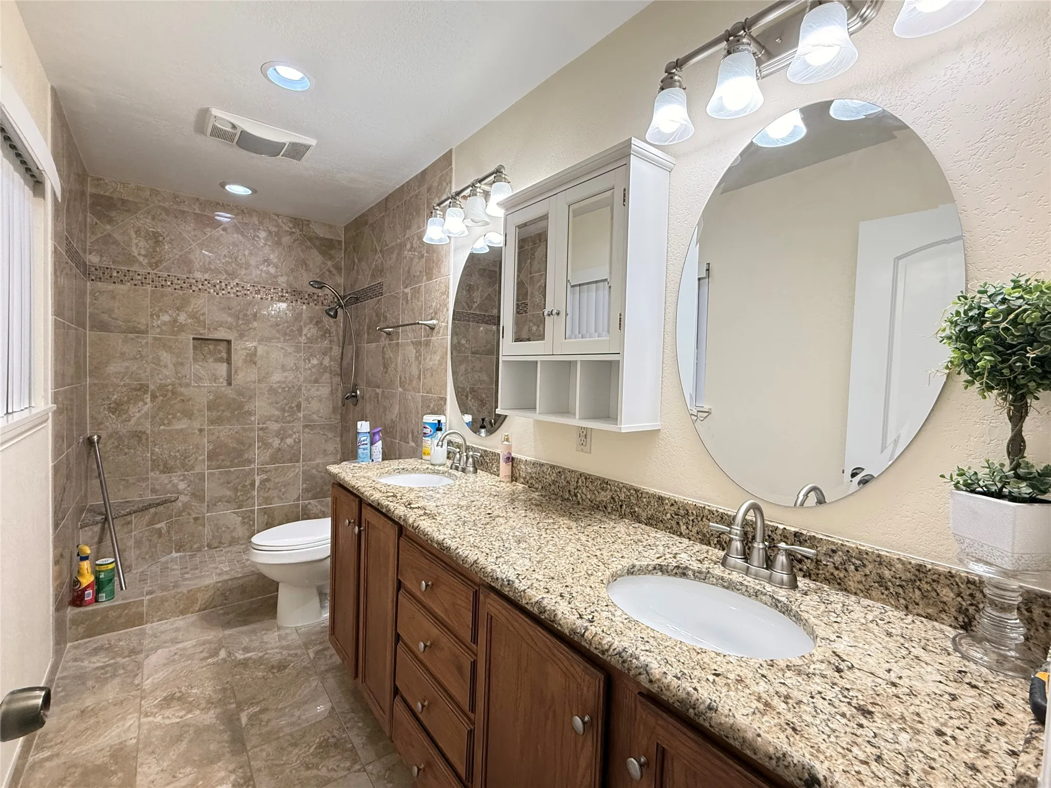 Single Family Residence For Rent in Denton County , 681 Surf Street, Lewisville, Texas 75067, 3 Bedroom, 2 Bathroom, 2 Garage spaces, 1,686 Sqft, built in 1962, mls#21402195, Real Estate Agent in Lewisville, Homes For Rent in Denton county, Homes For Rent in Lewisville, Realtor in Lewisville Texas, Real Estate Brokerage Independent Realty Texas, Luminita Cordes Realtor