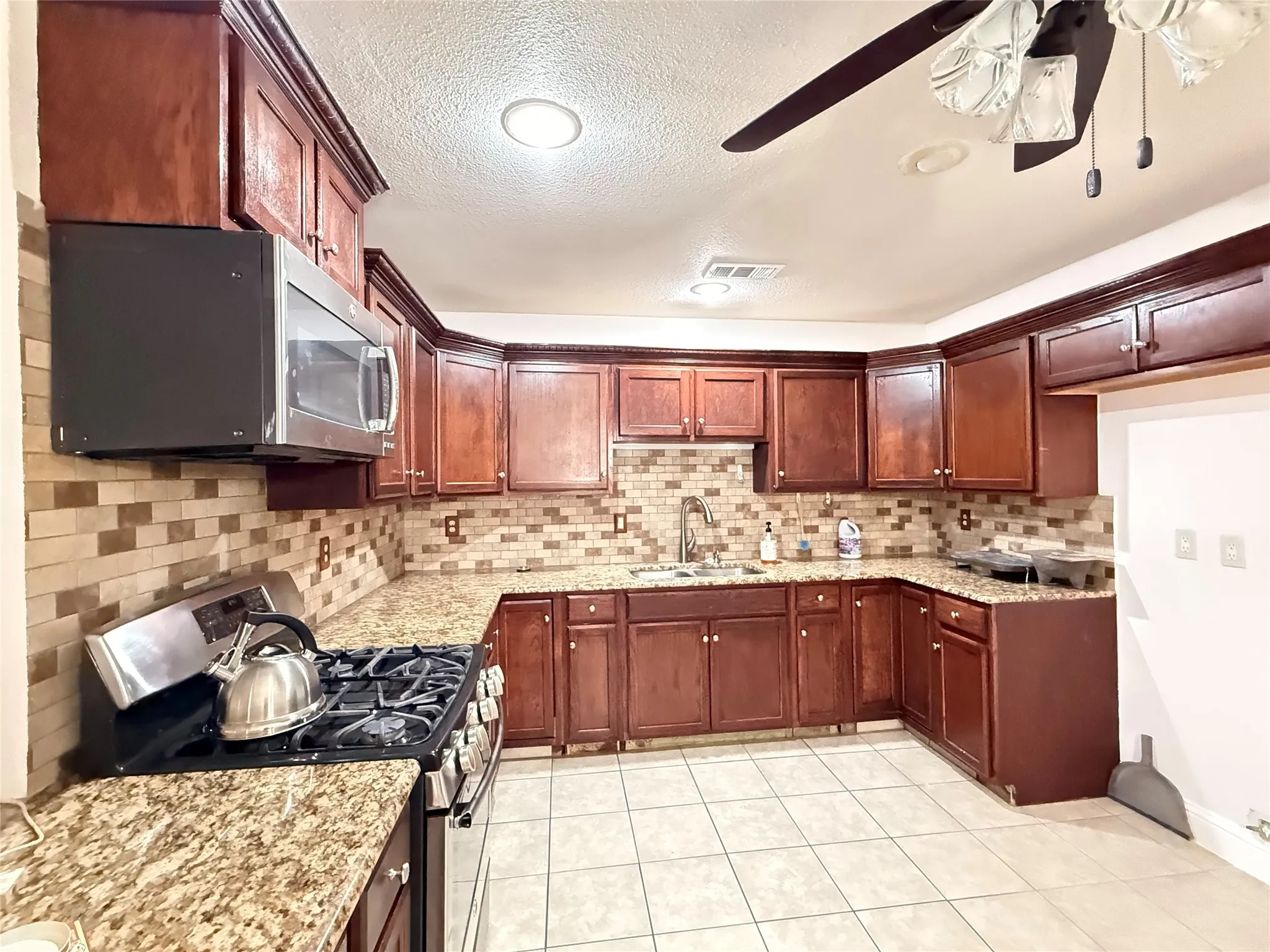Single Family Residence For Rent in Denton County , 681 Surf Street, Lewisville, Texas 75067, 3 Bedroom, 2 Bathroom, 2 Garage spaces, 1,686 Sqft, built in 1962, mls#21402195, Real Estate Agent in Lewisville, Homes For Rent in Denton county, Homes For Rent in Lewisville, Realtor in Lewisville Texas, Real Estate Brokerage Independent Realty Texas, Luminita Cordes Realtor