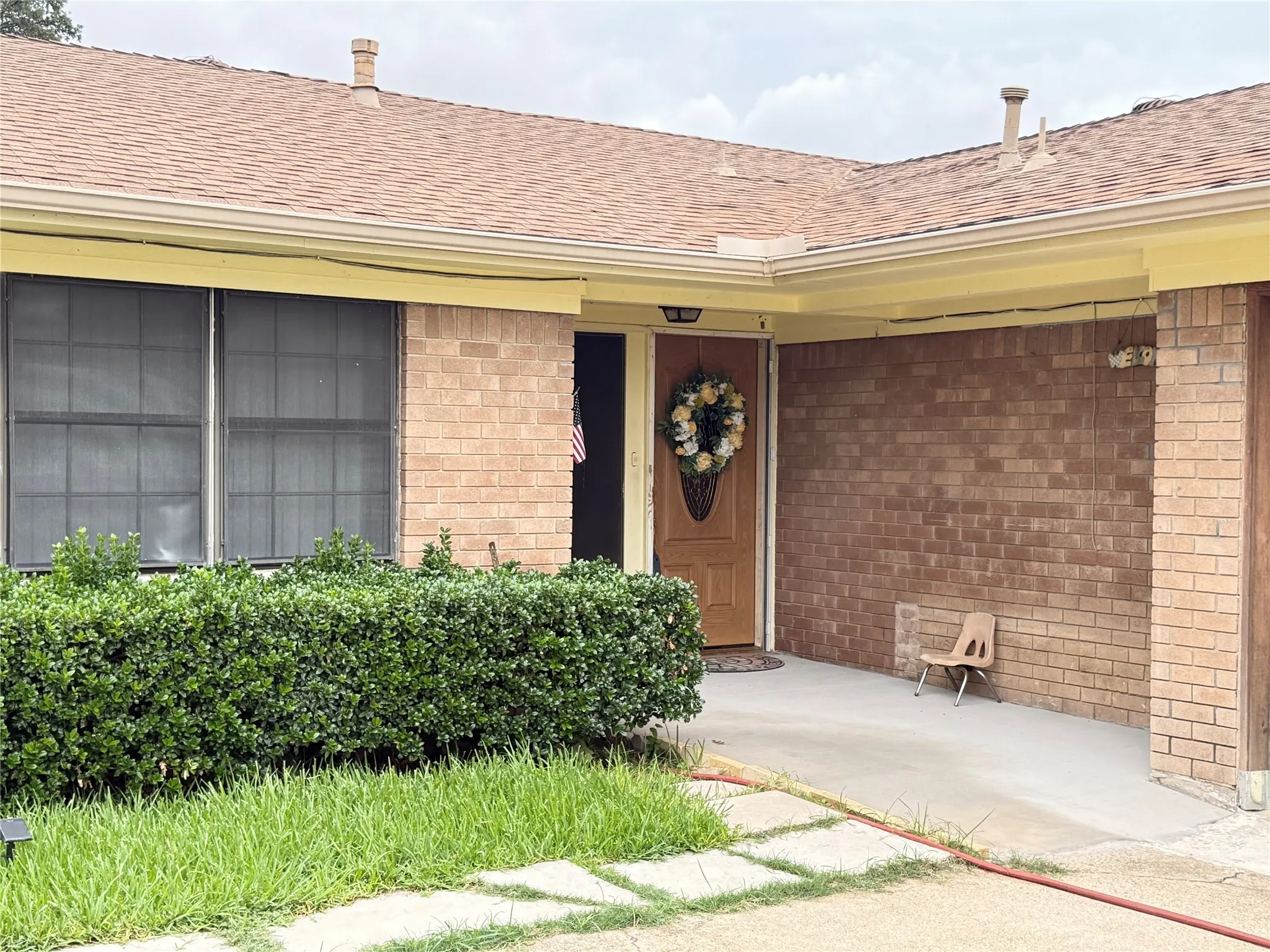 Single Family Residence For Rent in Denton County , 681 Surf Street, Lewisville, Texas 75067, 3 Bedroom, 2 Bathroom, 2 Garage spaces, 1,686 Sqft, built in 1962, mls#21402195, Real Estate Agent in Lewisville, Homes For Rent in Denton county, Homes For Rent in Lewisville, Realtor in Lewisville Texas, Real Estate Brokerage Independent Realty Texas, Luminita Cordes Realtor