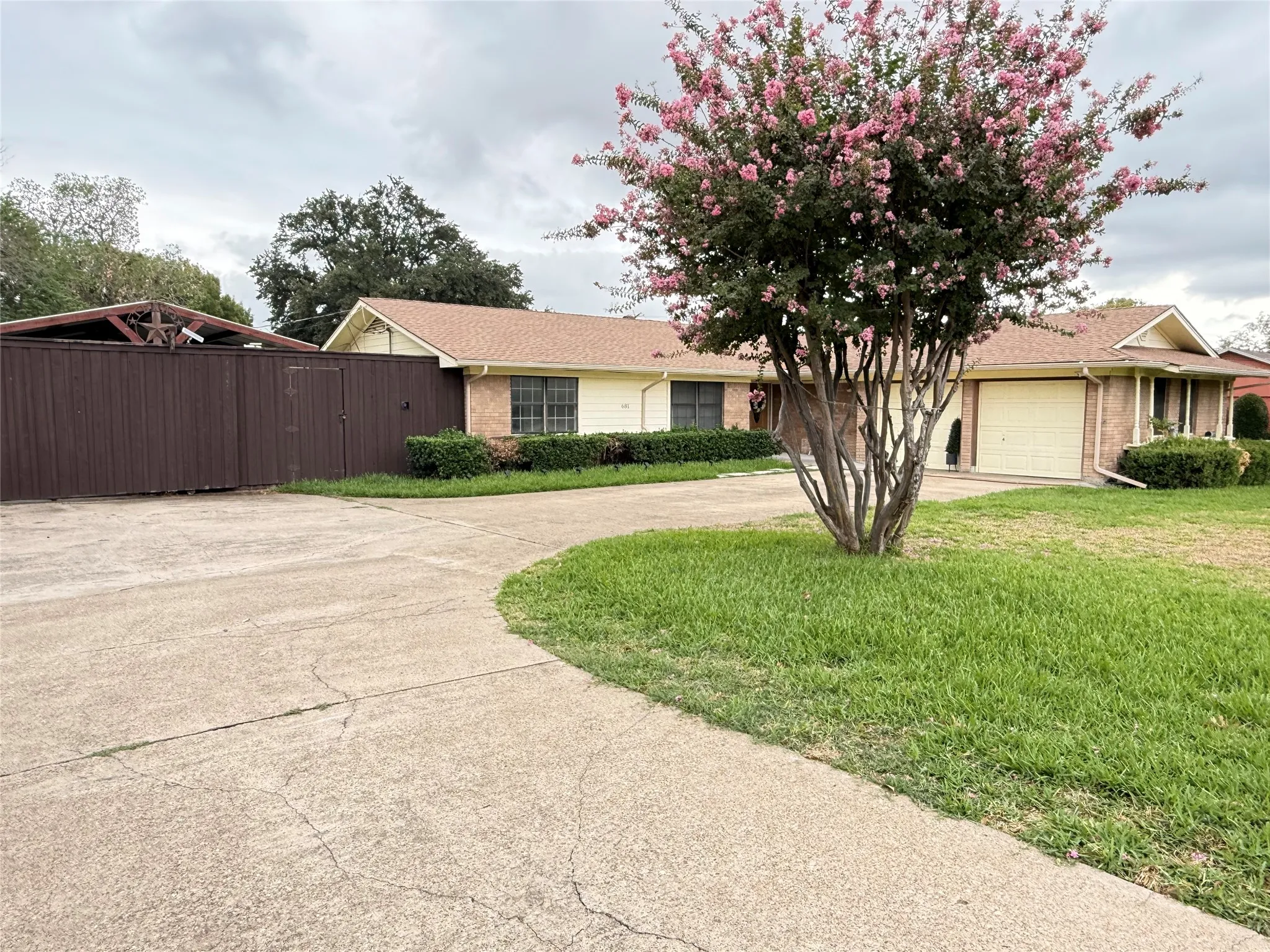 Single Family Residence For Rent in Denton County , 681 Surf Street, Lewisville, Texas 75067, 3 Bedroom, 2 Bathroom, 2 Garage spaces, 1,686 Sqft, built in 1962, mls#21402195, Real Estate Agent in Lewisville, Homes For Rent in Denton county, Homes For Rent in Lewisville, Realtor in Lewisville Texas, Real Estate Brokerage Independent Realty Texas, Luminita Cordes Realtor
