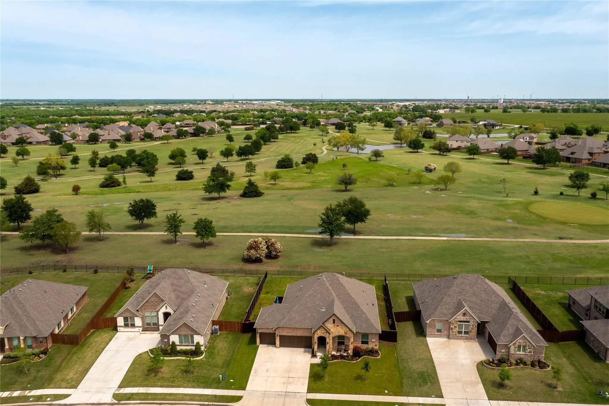Gorgeous views out to the golf course!
