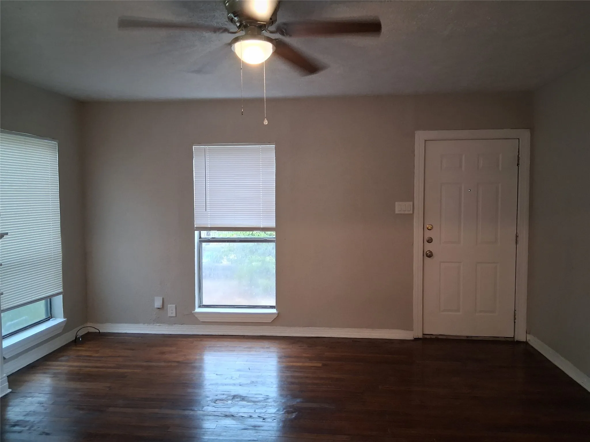 Single Family Residence For Rent in Dallas County , 435 Avenue G, Dallas, Texas 75203, 2 Bedroom, 1 Bathroom, Garage spaces, 956 Sqft, built in 1935, mls#21402201, Real Estate Agent in Dallas, Homes For Rent in Dallas county, Homes For Rent in Dallas, Realtor in Dallas Texas, Real Estate Brokerage Independent Realty Texas, Luminita Cordes Realtor