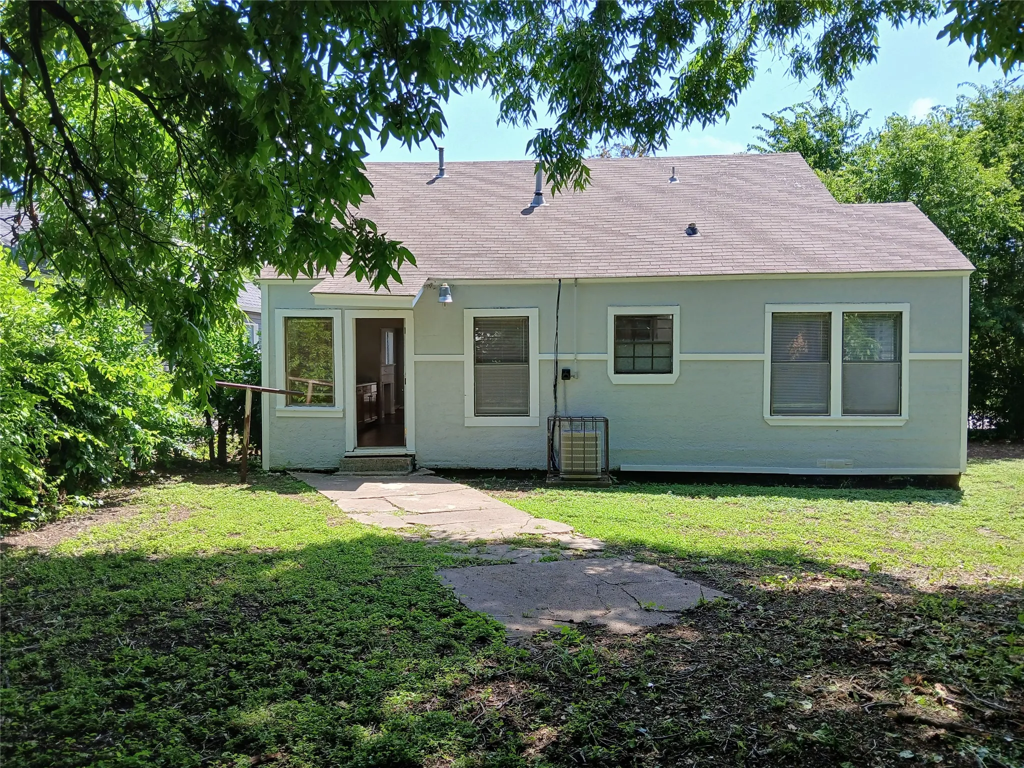 Single Family Residence For Rent in Dallas County , 435 Avenue G, Dallas, Texas 75203, 2 Bedroom, 1 Bathroom, Garage spaces, 956 Sqft, built in 1935, mls#21402201, Real Estate Agent in Dallas, Homes For Rent in Dallas county, Homes For Rent in Dallas, Realtor in Dallas Texas, Real Estate Brokerage Independent Realty Texas, Luminita Cordes Realtor