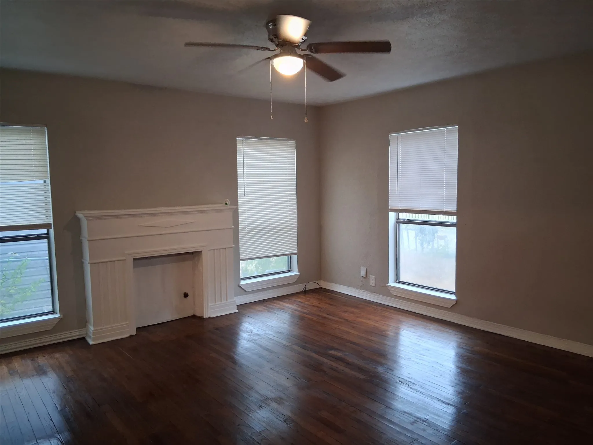 Single Family Residence For Rent in Dallas County , 435 Avenue G, Dallas, Texas 75203, 2 Bedroom, 1 Bathroom, Garage spaces, 956 Sqft, built in 1935, mls#21402201, Real Estate Agent in Dallas, Homes For Rent in Dallas county, Homes For Rent in Dallas, Realtor in Dallas Texas, Real Estate Brokerage Independent Realty Texas, Luminita Cordes Realtor