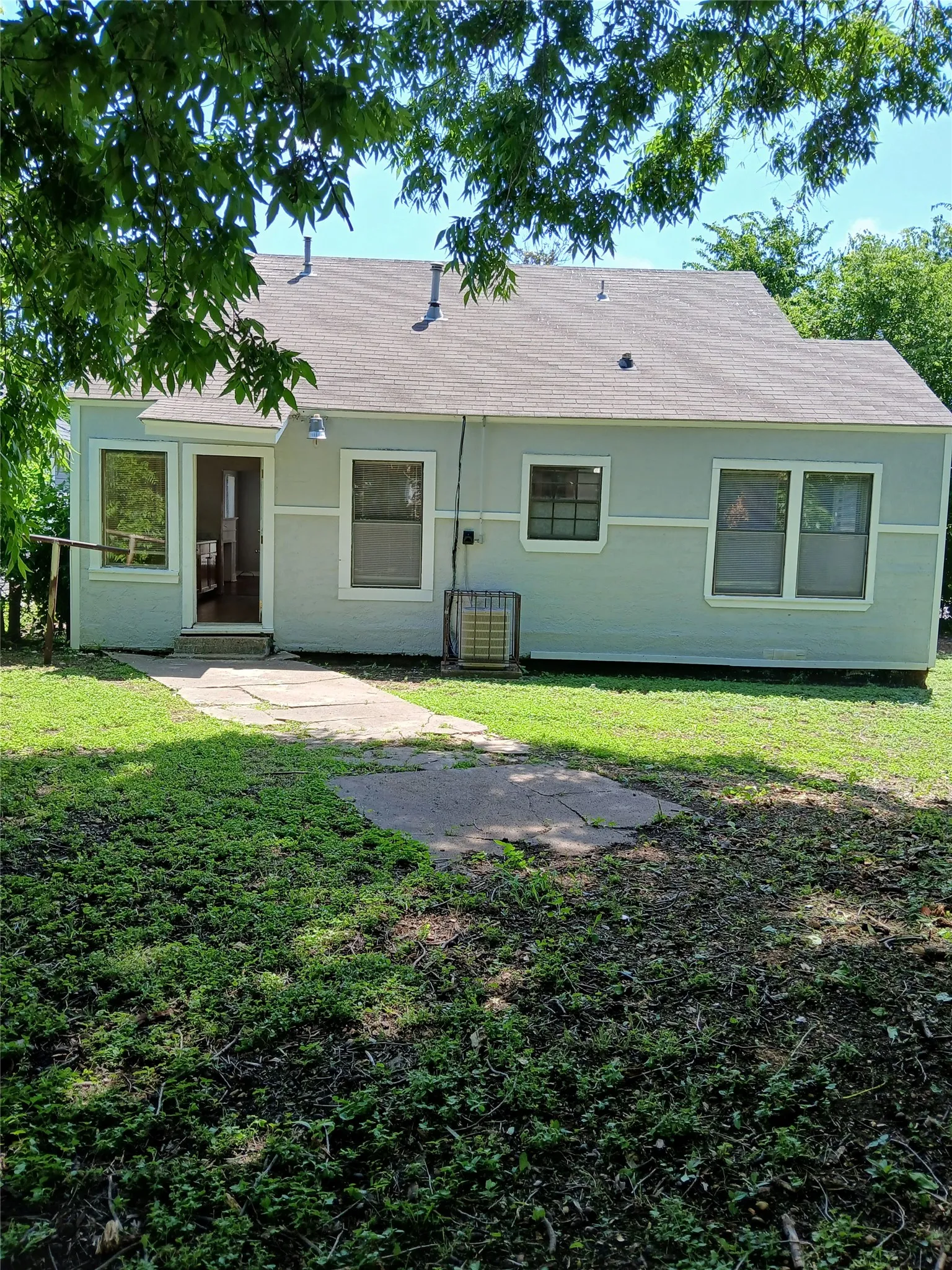 Single Family Residence For Rent in Dallas County , 435 Avenue G, Dallas, Texas 75203, 2 Bedroom, 1 Bathroom, Garage spaces, 956 Sqft, built in 1935, mls#21402201, Real Estate Agent in Dallas, Homes For Rent in Dallas county, Homes For Rent in Dallas, Realtor in Dallas Texas, Real Estate Brokerage Independent Realty Texas, Luminita Cordes Realtor