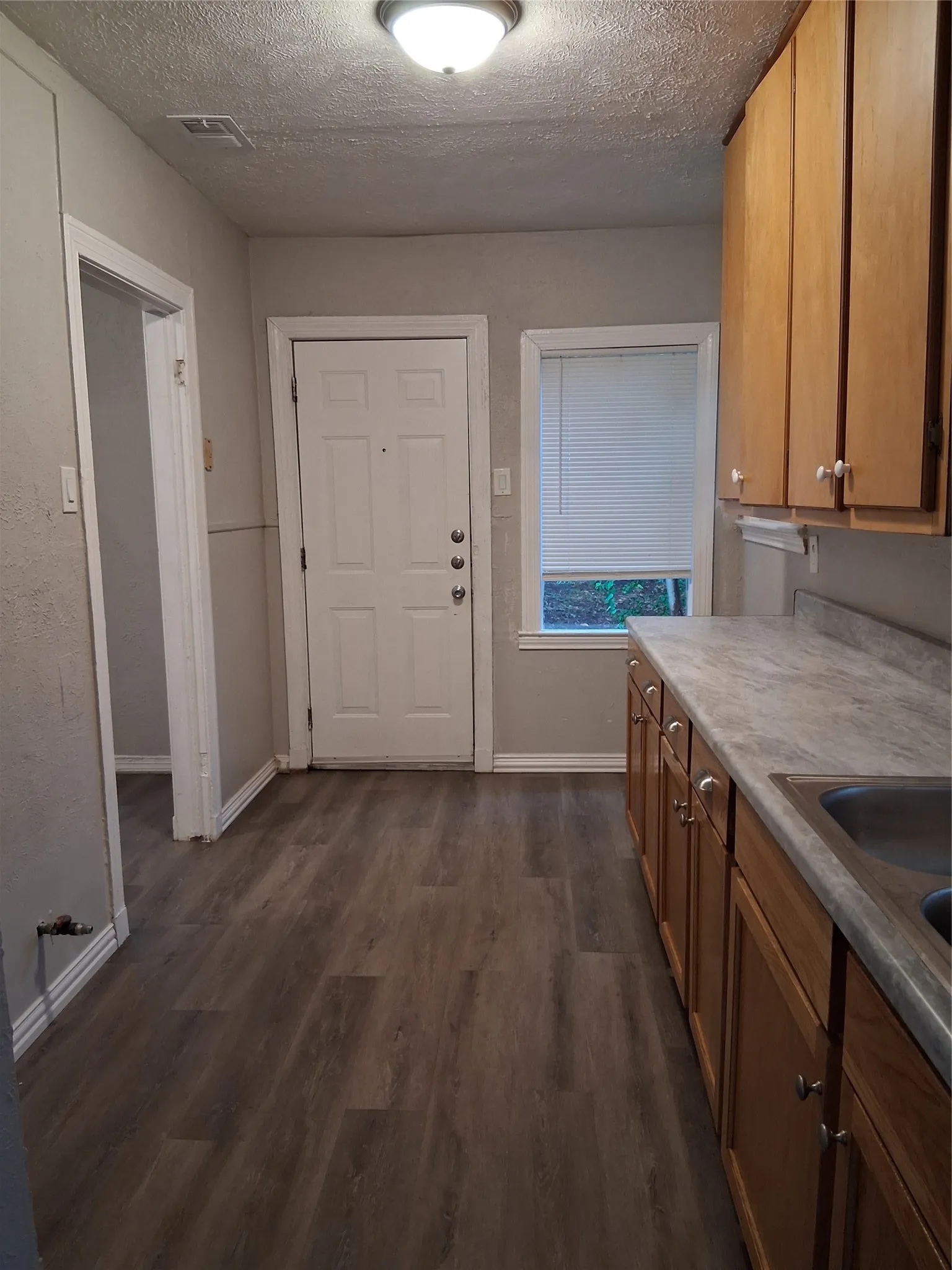 Single Family Residence For Rent in Dallas County , 435 Avenue G, Dallas, Texas 75203, 2 Bedroom, 1 Bathroom, Garage spaces, 956 Sqft, built in 1935, mls#21402201, Real Estate Agent in Dallas, Homes For Rent in Dallas county, Homes For Rent in Dallas, Realtor in Dallas Texas, Real Estate Brokerage Independent Realty Texas, Luminita Cordes Realtor