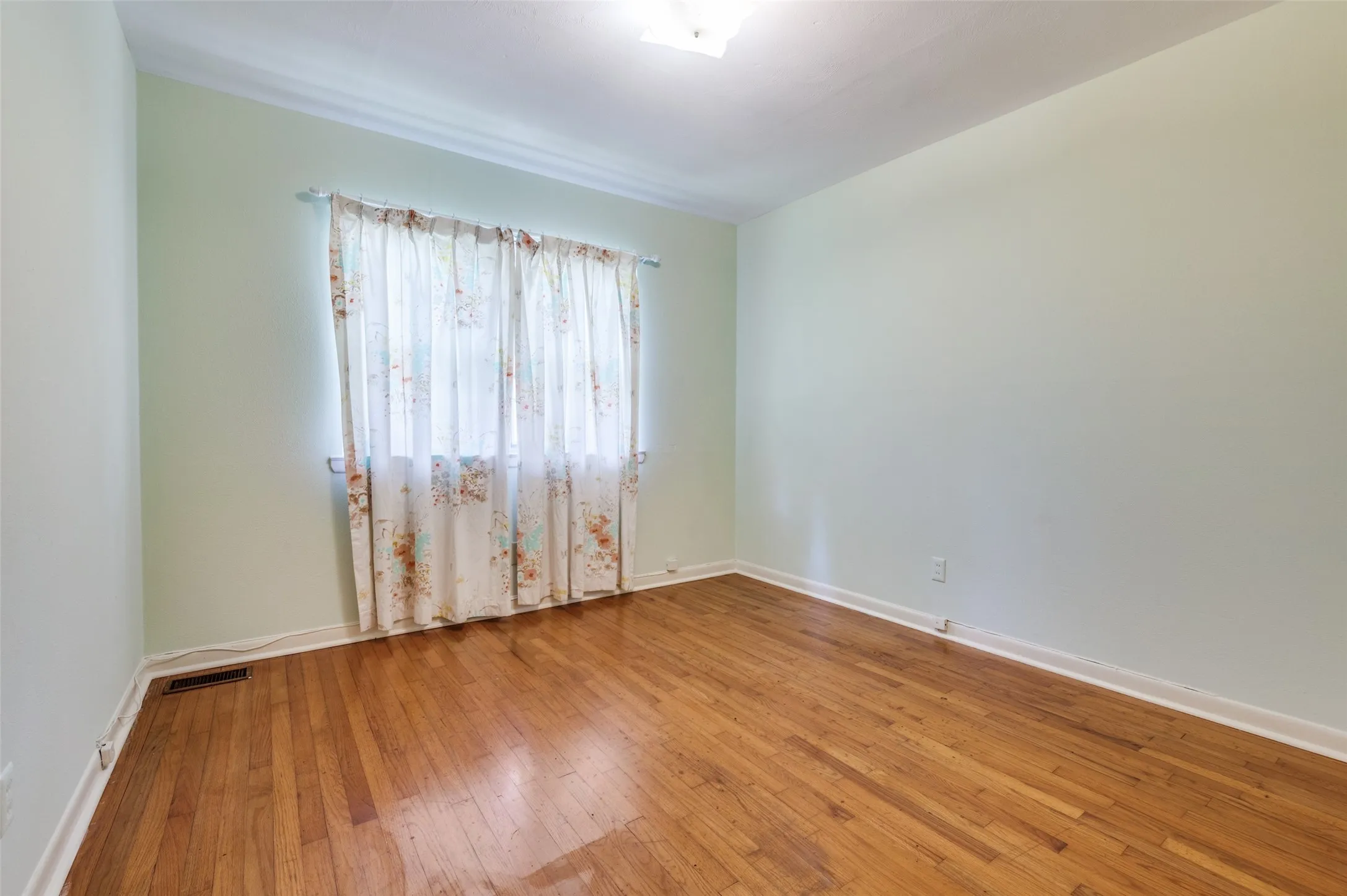 Single Family Residence For Rent in Dallas County , 10722 Lathrop Drive, Dallas, Texas 75229, 3 Bedroom, 2 Bathroom, Garage spaces, 1,572 Sqft, built in 1957, mls#21401323, Real Estate Agent in Dallas, Homes For Rent in Dallas county, Homes For Rent in Dallas, Realtor in Dallas Texas, Real Estate Brokerage Independent Realty Texas, Luminita Cordes Realtor