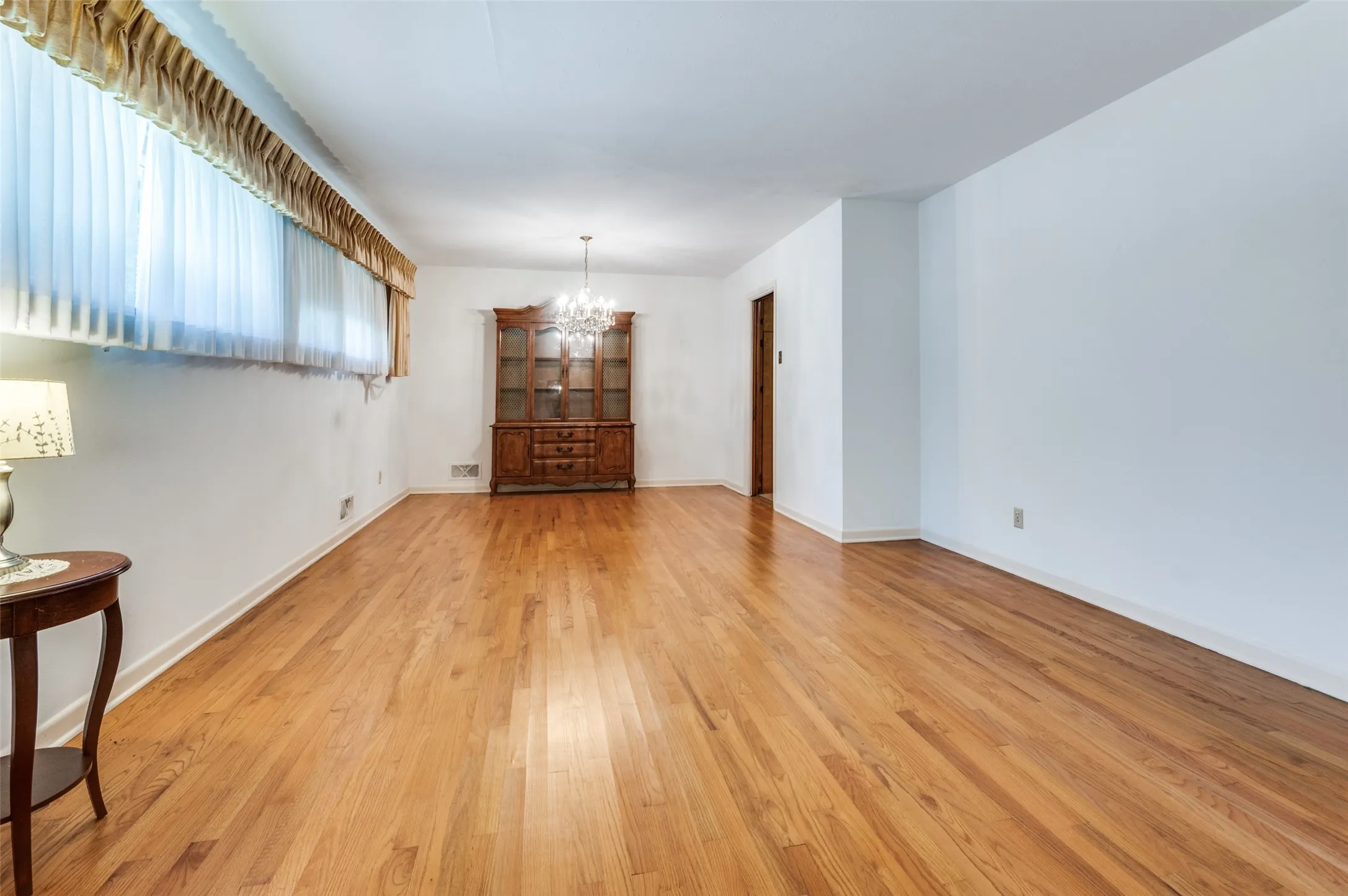 Single Family Residence For Rent in Dallas County , 10722 Lathrop Drive, Dallas, Texas 75229, 3 Bedroom, 2 Bathroom, Garage spaces, 1,572 Sqft, built in 1957, mls#21401323, Real Estate Agent in Dallas, Homes For Rent in Dallas county, Homes For Rent in Dallas, Realtor in Dallas Texas, Real Estate Brokerage Independent Realty Texas, Luminita Cordes Realtor