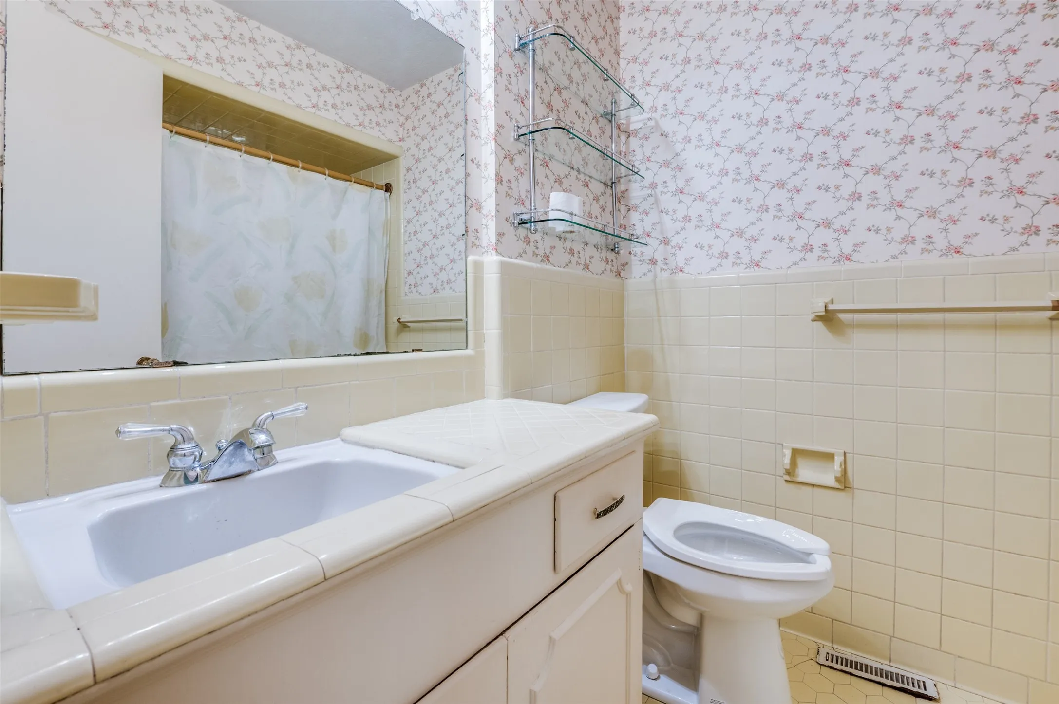 Single Family Residence For Rent in Dallas County , 10722 Lathrop Drive, Dallas, Texas 75229, 3 Bedroom, 2 Bathroom, Garage spaces, 1,572 Sqft, built in 1957, mls#21401323, Real Estate Agent in Dallas, Homes For Rent in Dallas county, Homes For Rent in Dallas, Realtor in Dallas Texas, Real Estate Brokerage Independent Realty Texas, Luminita Cordes Realtor