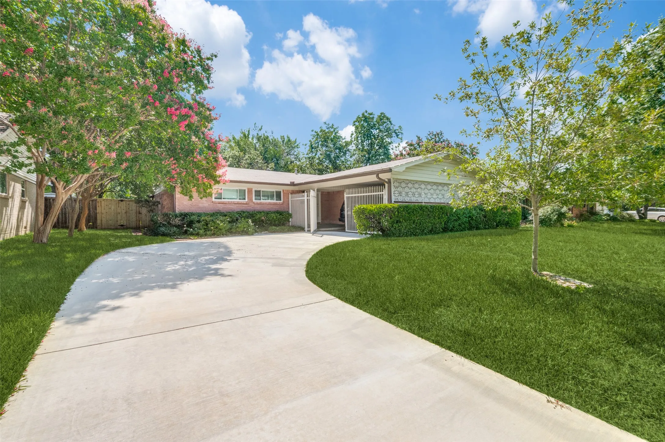 Single Family Residence For Rent in Dallas County , 10722 Lathrop Drive, Dallas, Texas 75229, 3 Bedroom, 2 Bathroom, Garage spaces, 1,572 Sqft, built in 1957, mls#21401323, Real Estate Agent in Dallas, Homes For Rent in Dallas county, Homes For Rent in Dallas, Realtor in Dallas Texas, Real Estate Brokerage Independent Realty Texas, Luminita Cordes Realtor