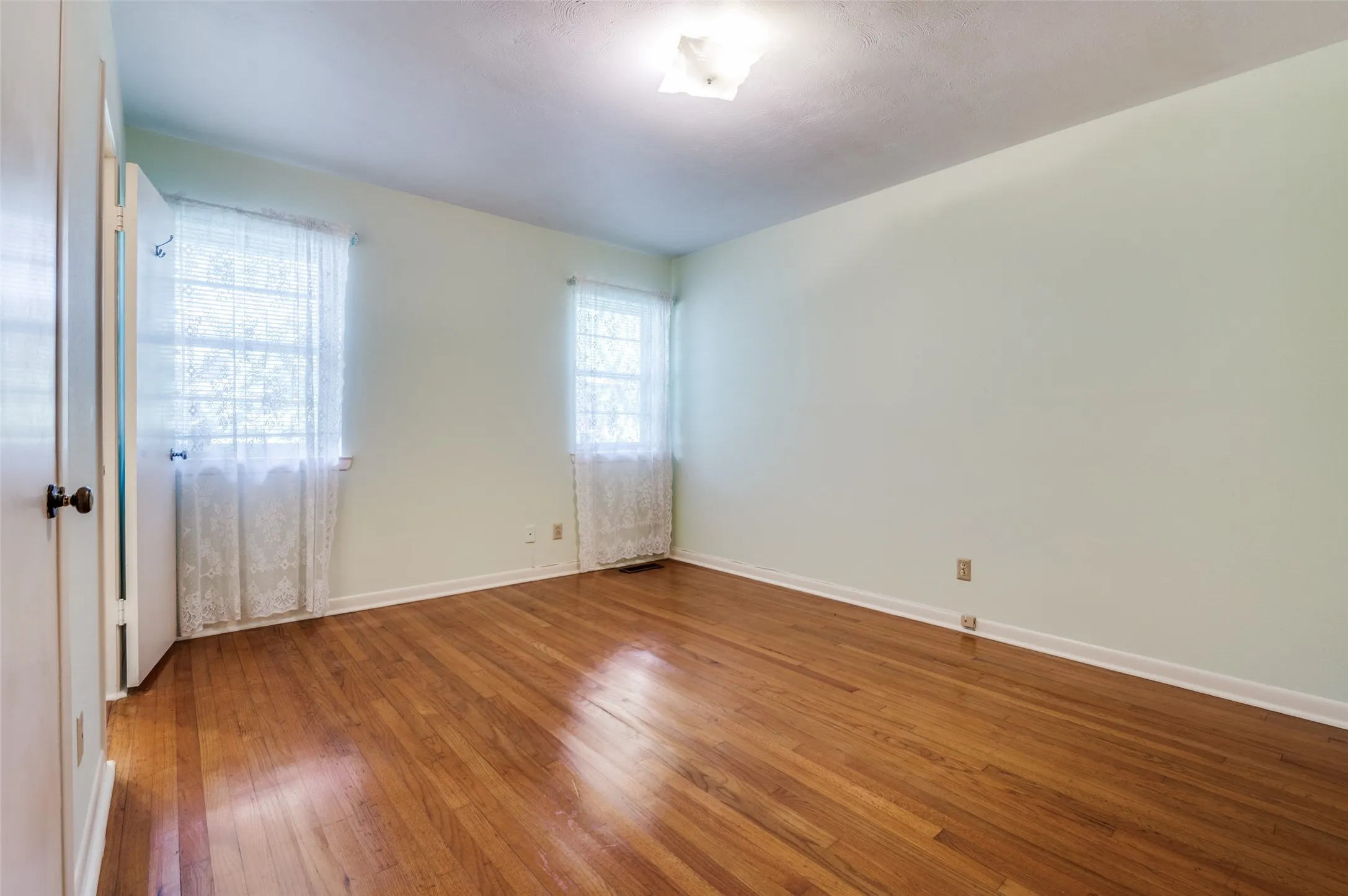 Single Family Residence For Rent in Dallas County , 10722 Lathrop Drive, Dallas, Texas 75229, 3 Bedroom, 2 Bathroom, Garage spaces, 1,572 Sqft, built in 1957, mls#21401323, Real Estate Agent in Dallas, Homes For Rent in Dallas county, Homes For Rent in Dallas, Realtor in Dallas Texas, Real Estate Brokerage Independent Realty Texas, Luminita Cordes Realtor