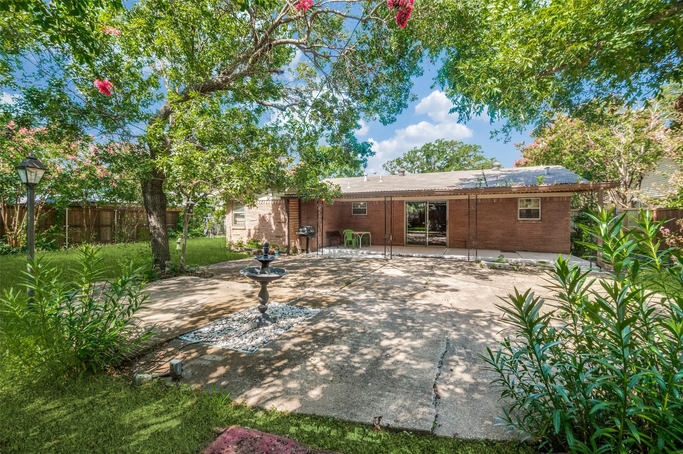 Single Family Residence For Rent in Dallas County , 10722 Lathrop Drive, Dallas, Texas 75229, 3 Bedroom, 2 Bathroom, Garage spaces, 1,572 Sqft, built in 1957, mls#21401323, Real Estate Agent in Dallas, Homes For Rent in Dallas county, Homes For Rent in Dallas, Realtor in Dallas Texas, Real Estate Brokerage Independent Realty Texas, Luminita Cordes Realtor
