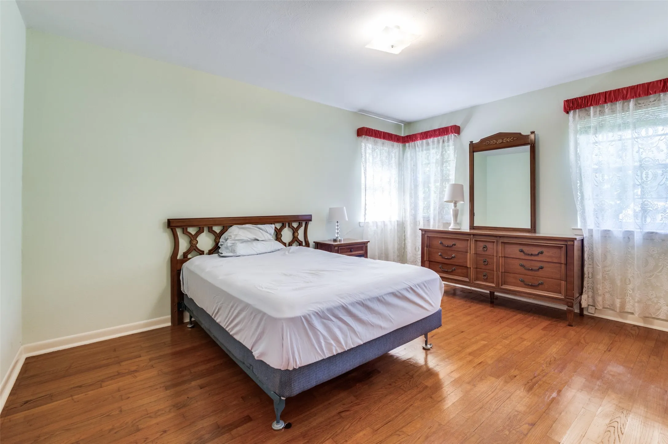 Single Family Residence For Rent in Dallas County , 10722 Lathrop Drive, Dallas, Texas 75229, 3 Bedroom, 2 Bathroom, Garage spaces, 1,572 Sqft, built in 1957, mls#21401323, Real Estate Agent in Dallas, Homes For Rent in Dallas county, Homes For Rent in Dallas, Realtor in Dallas Texas, Real Estate Brokerage Independent Realty Texas, Luminita Cordes Realtor