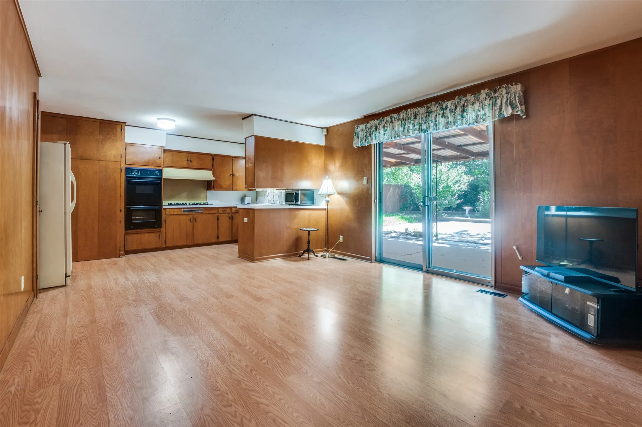 Single Family Residence For Rent in Dallas County , 10722 Lathrop Drive, Dallas, Texas 75229, 3 Bedroom, 2 Bathroom, Garage spaces, 1,572 Sqft, built in 1957, mls#21401323, Real Estate Agent in Dallas, Homes For Rent in Dallas county, Homes For Rent in Dallas, Realtor in Dallas Texas, Real Estate Brokerage Independent Realty Texas, Luminita Cordes Realtor