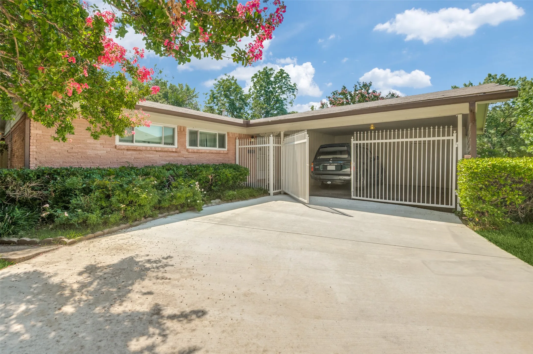 Single Family Residence For Rent in Dallas County , 10722 Lathrop Drive, Dallas, Texas 75229, 3 Bedroom, 2 Bathroom, Garage spaces, 1,572 Sqft, built in 1957, mls#21401323, Real Estate Agent in Dallas, Homes For Rent in Dallas county, Homes For Rent in Dallas, Realtor in Dallas Texas, Real Estate Brokerage Independent Realty Texas, Luminita Cordes Realtor