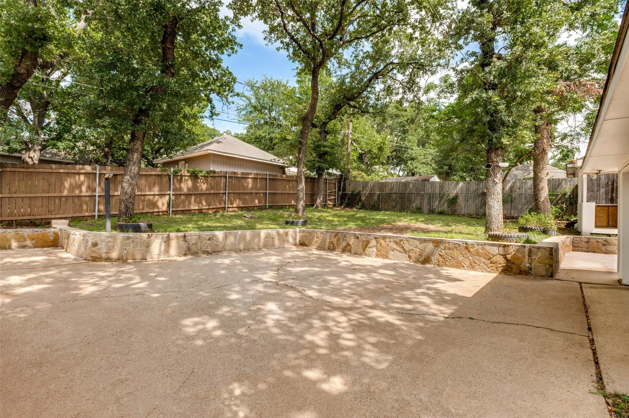 Single Family Residence For Rent in Tarrant County , 4108 Sunday Hill Drive, Arlington, Texas 76016, 3 Bedroom, 2 Bathroom, 2 Garage spaces, 1,284 Sqft, built in 1983, mls#21402205, Real Estate Agent in Arlington, Homes For Rent in Tarrant county, Homes For Rent in Arlington, Realtor in Arlington Texas, Real Estate Brokerage Independent Realty Texas, Luminita Cordes Realtor