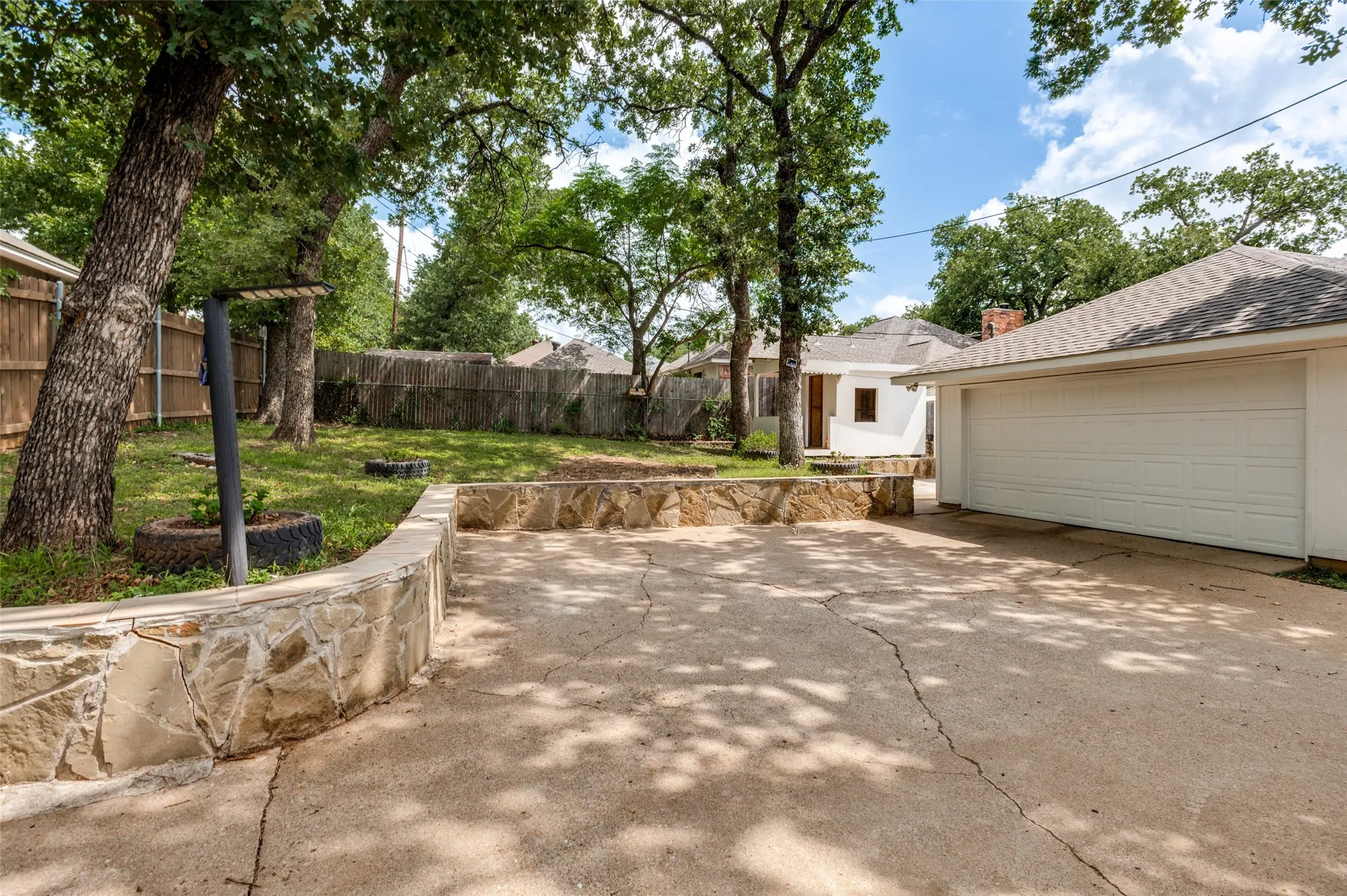 Single Family Residence For Rent in Tarrant County , 4108 Sunday Hill Drive, Arlington, Texas 76016, 3 Bedroom, 2 Bathroom, 2 Garage spaces, 1,284 Sqft, built in 1983, mls#21402205, Real Estate Agent in Arlington, Homes For Rent in Tarrant county, Homes For Rent in Arlington, Realtor in Arlington Texas, Real Estate Brokerage Independent Realty Texas, Luminita Cordes Realtor