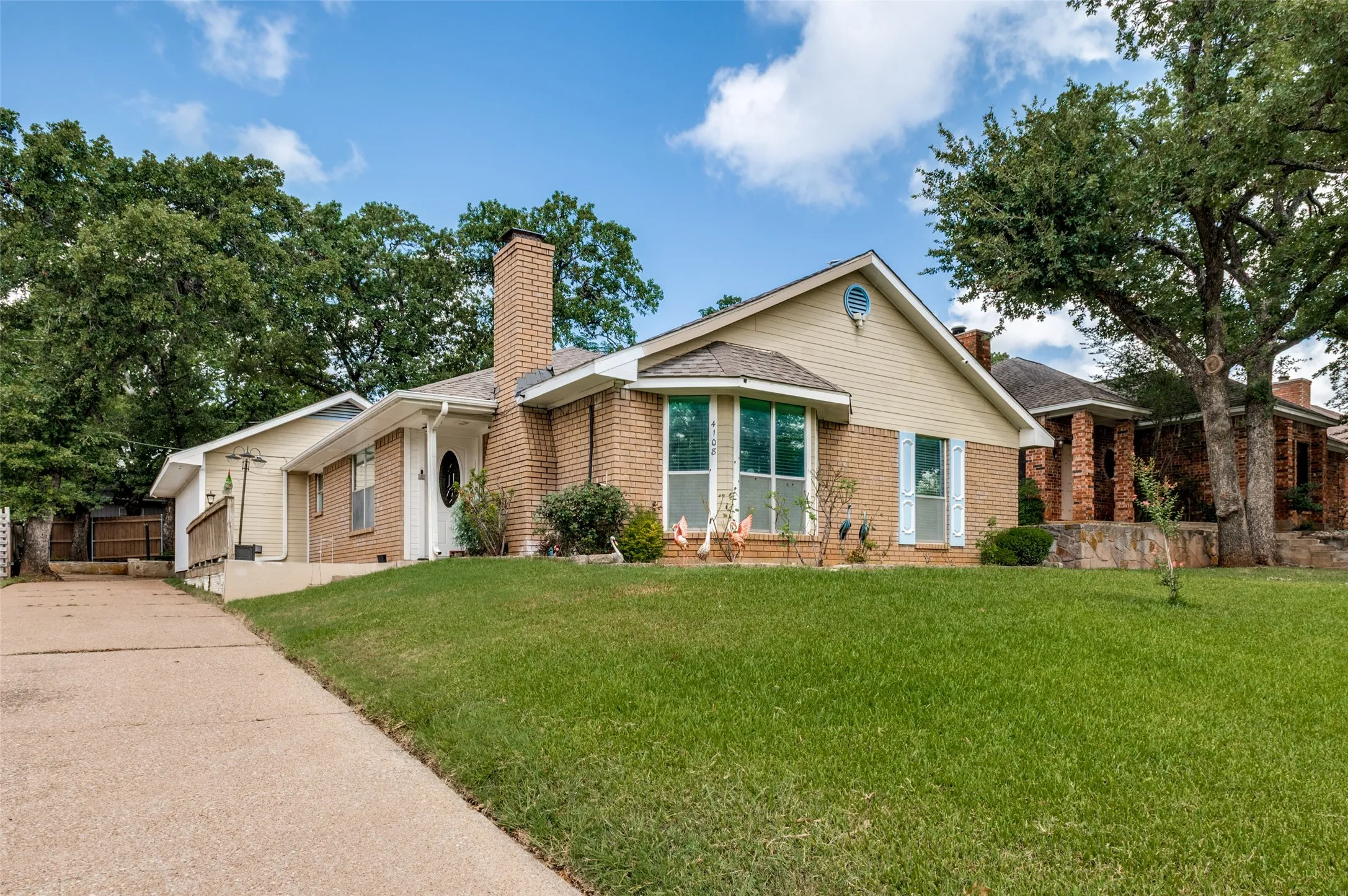Single Family Residence For Rent in Tarrant County , 4108 Sunday Hill Drive, Arlington, Texas 76016, 3 Bedroom, 2 Bathroom, 2 Garage spaces, 1,284 Sqft, built in 1983, mls#21402205, Real Estate Agent in Arlington, Homes For Rent in Tarrant county, Homes For Rent in Arlington, Realtor in Arlington Texas, Real Estate Brokerage Independent Realty Texas, Luminita Cordes Realtor