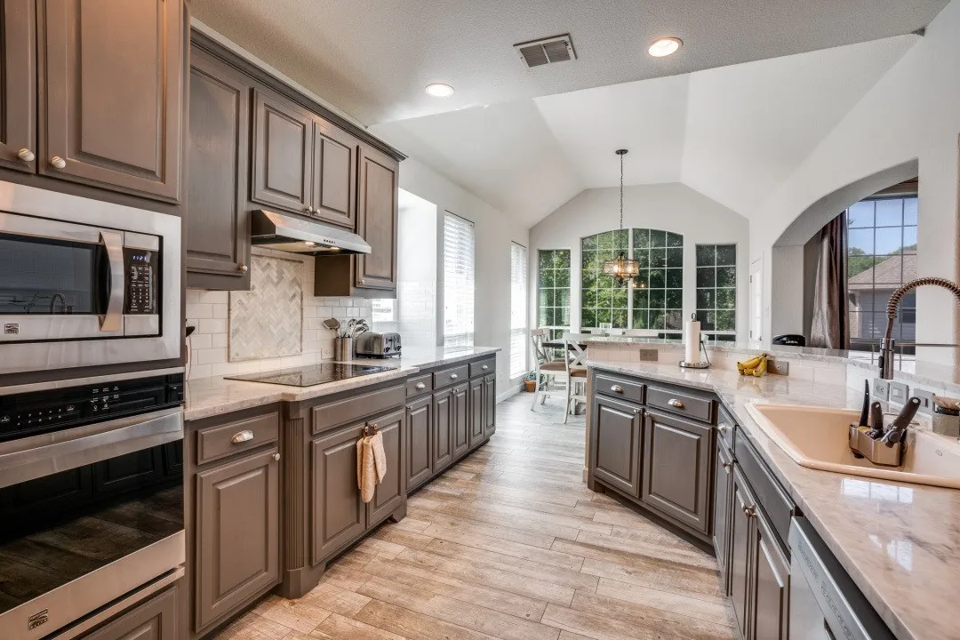 Single Family Residence For Sale in Dallas County , 611 Creekwood Lane, Grand Prairie, Texas 75052, 5 Bedroom, 4 Bathroom, 2 Garage spaces, 4,409 Sqft, built in 2004, mls#21402206, Real Estate Agent in Grand Prairie, Homes For Sale in Dallas county, Homes For Sale in Grand Prairie, Realtor in Grand Prairie Texas, Real Estate Brokerage Independent Realty Texas, Luminita Cordes Realtor