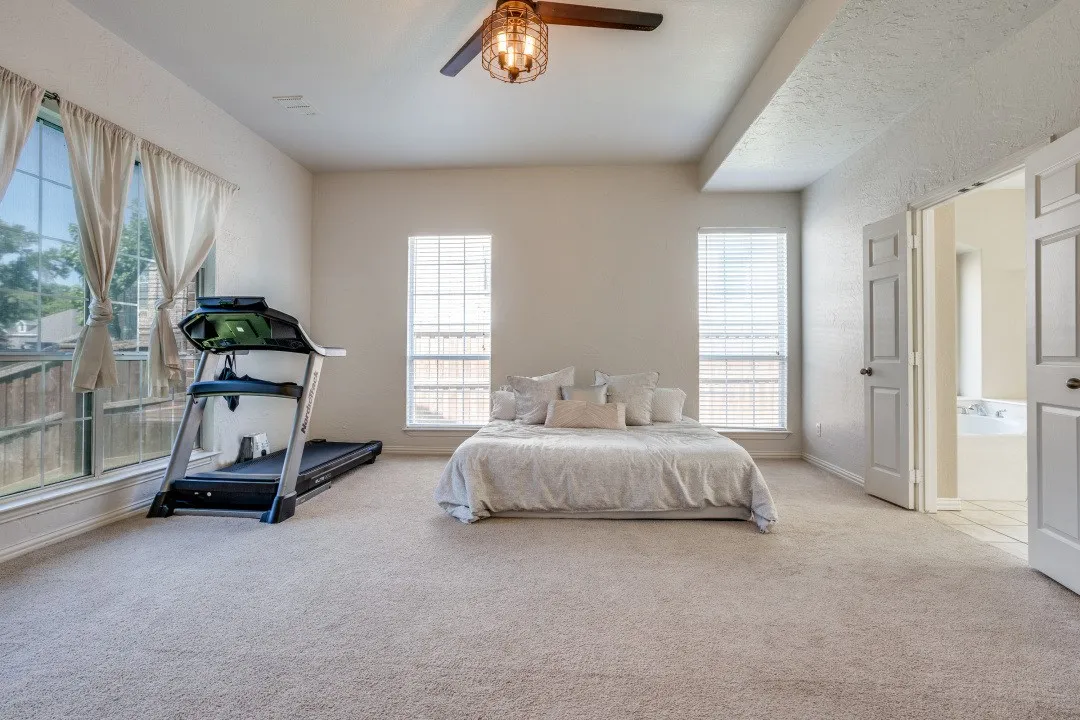 Single Family Residence For Sale in Dallas County , 611 Creekwood Lane, Grand Prairie, Texas 75052, 5 Bedroom, 4 Bathroom, 2 Garage spaces, 4,409 Sqft, built in 2004, mls#21402206, Real Estate Agent in Grand Prairie, Homes For Sale in Dallas county, Homes For Sale in Grand Prairie, Realtor in Grand Prairie Texas, Real Estate Brokerage Independent Realty Texas, Luminita Cordes Realtor