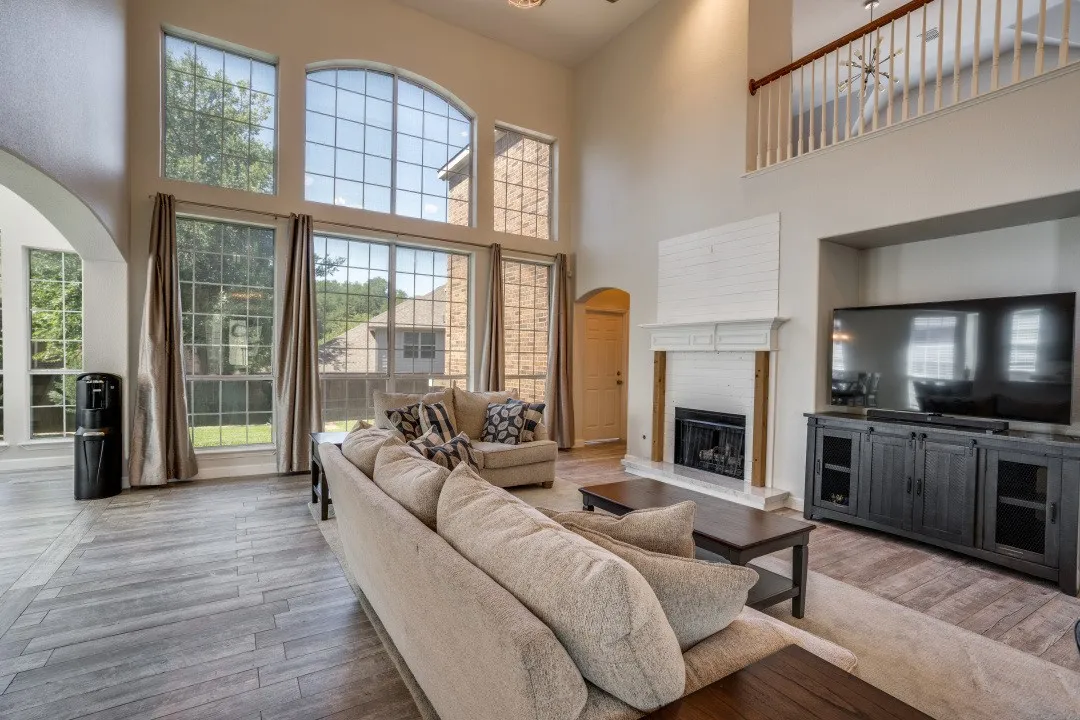 Single Family Residence For Sale in Dallas County , 611 Creekwood Lane, Grand Prairie, Texas 75052, 5 Bedroom, 4 Bathroom, 2 Garage spaces, 4,409 Sqft, built in 2004, mls#21402206, Real Estate Agent in Grand Prairie, Homes For Sale in Dallas county, Homes For Sale in Grand Prairie, Realtor in Grand Prairie Texas, Real Estate Brokerage Independent Realty Texas, Luminita Cordes Realtor