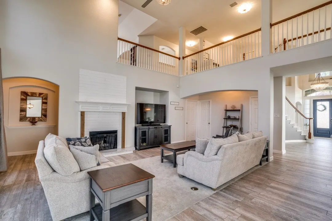 Single Family Residence For Sale in Dallas County , 611 Creekwood Lane, Grand Prairie, Texas 75052, 5 Bedroom, 4 Bathroom, 2 Garage spaces, 4,409 Sqft, built in 2004, mls#21402206, Real Estate Agent in Grand Prairie, Homes For Sale in Dallas county, Homes For Sale in Grand Prairie, Realtor in Grand Prairie Texas, Real Estate Brokerage Independent Realty Texas, Luminita Cordes Realtor