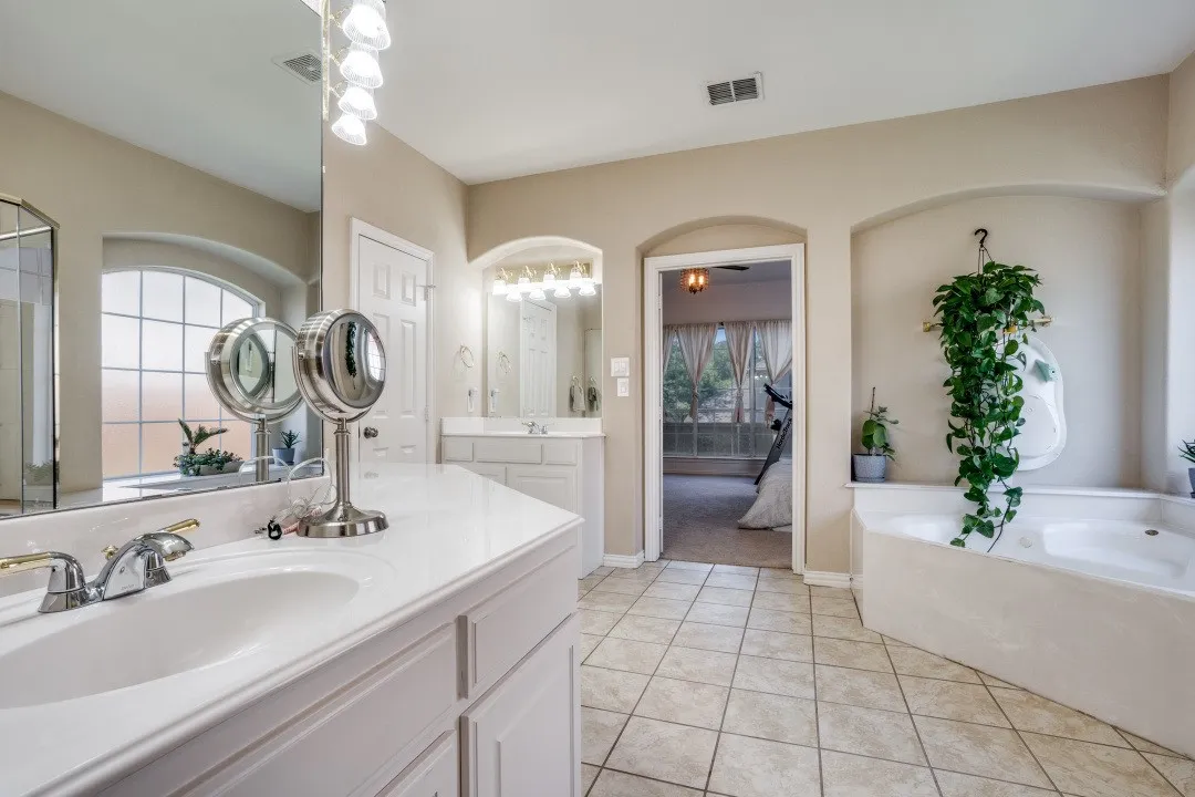 Single Family Residence For Sale in Dallas County , 611 Creekwood Lane, Grand Prairie, Texas 75052, 5 Bedroom, 4 Bathroom, 2 Garage spaces, 4,409 Sqft, built in 2004, mls#21402206, Real Estate Agent in Grand Prairie, Homes For Sale in Dallas county, Homes For Sale in Grand Prairie, Realtor in Grand Prairie Texas, Real Estate Brokerage Independent Realty Texas, Luminita Cordes Realtor