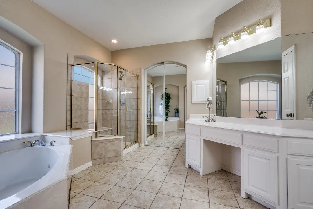 Single Family Residence For Sale in Dallas County , 611 Creekwood Lane, Grand Prairie, Texas 75052, 5 Bedroom, 4 Bathroom, 2 Garage spaces, 4,409 Sqft, built in 2004, mls#21402206, Real Estate Agent in Grand Prairie, Homes For Sale in Dallas county, Homes For Sale in Grand Prairie, Realtor in Grand Prairie Texas, Real Estate Brokerage Independent Realty Texas, Luminita Cordes Realtor