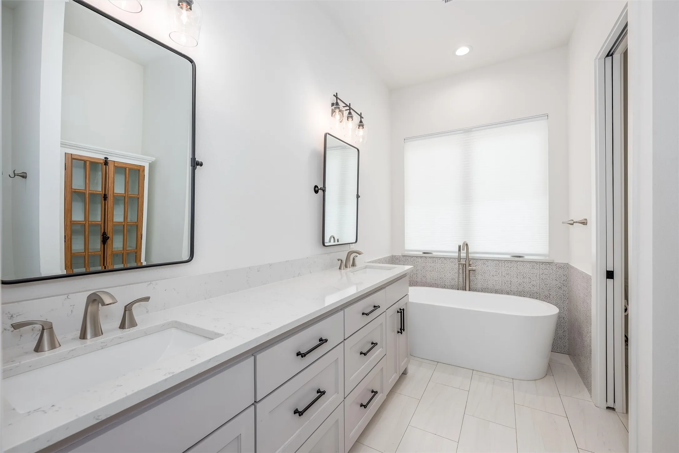 Single Family Residence For Sale in Henderson County , 653 Enchanted Isles Drive, Mabank, Texas 75156, 4 Bedroom, 4 Bathroom, 2 Garage spaces, 2,857 Sqft, built in 2021, mls#21402200, Real Estate Agent in Mabank, Homes For Sale in Henderson county, Homes For Sale in Mabank, Realtor in Mabank Texas, Real Estate Brokerage Independent Realty Texas, Luminita Cordes Realtor