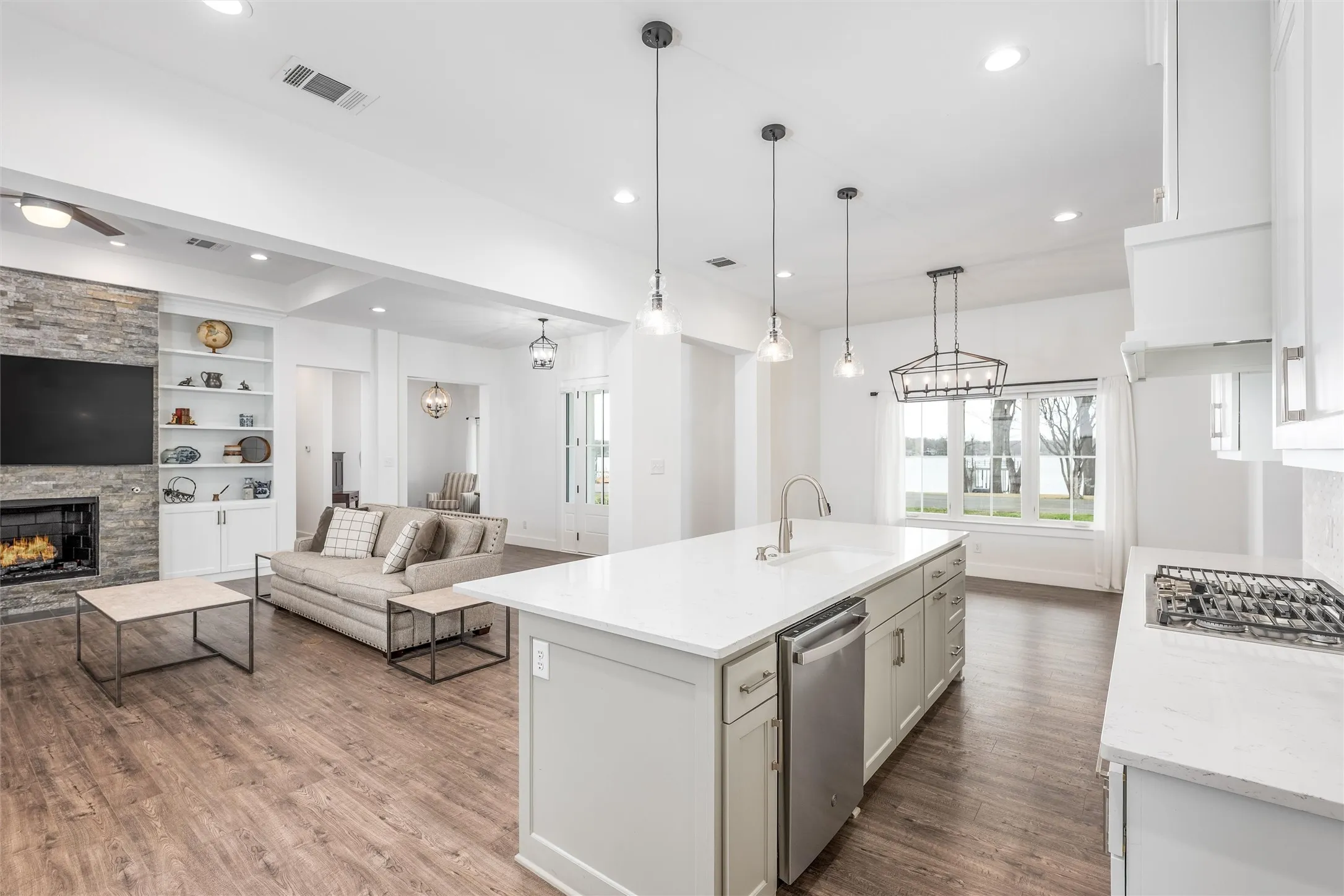 Single Family Residence For Sale in Henderson County , 653 Enchanted Isles Drive, Mabank, Texas 75156, 4 Bedroom, 4 Bathroom, 2 Garage spaces, 2,857 Sqft, built in 2021, mls#21402200, Real Estate Agent in Mabank, Homes For Sale in Henderson county, Homes For Sale in Mabank, Realtor in Mabank Texas, Real Estate Brokerage Independent Realty Texas, Luminita Cordes Realtor