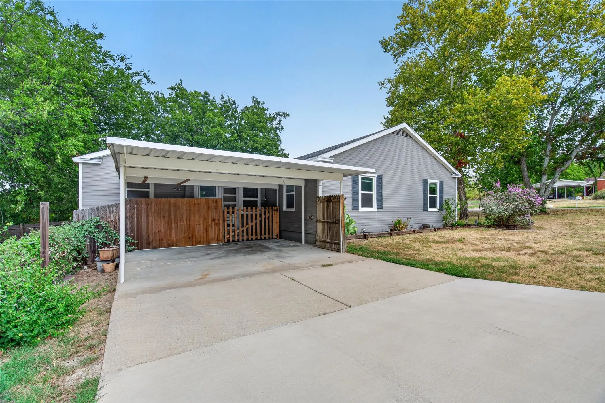 Single Family Residence For Sale in Parker County , 1412 Sloan Street, Weatherford, Texas 76086, 3 Bedroom, 2 Bathroom, Garage spaces, 1,566 Sqft, built in 1977, mls#21402225, Real Estate Agent in Weatherford, Homes For Sale in Parker county, Homes For Sale in Weatherford, Realtor in Weatherford Texas, Real Estate Brokerage Independent Realty Texas, Luminita Cordes Realtor