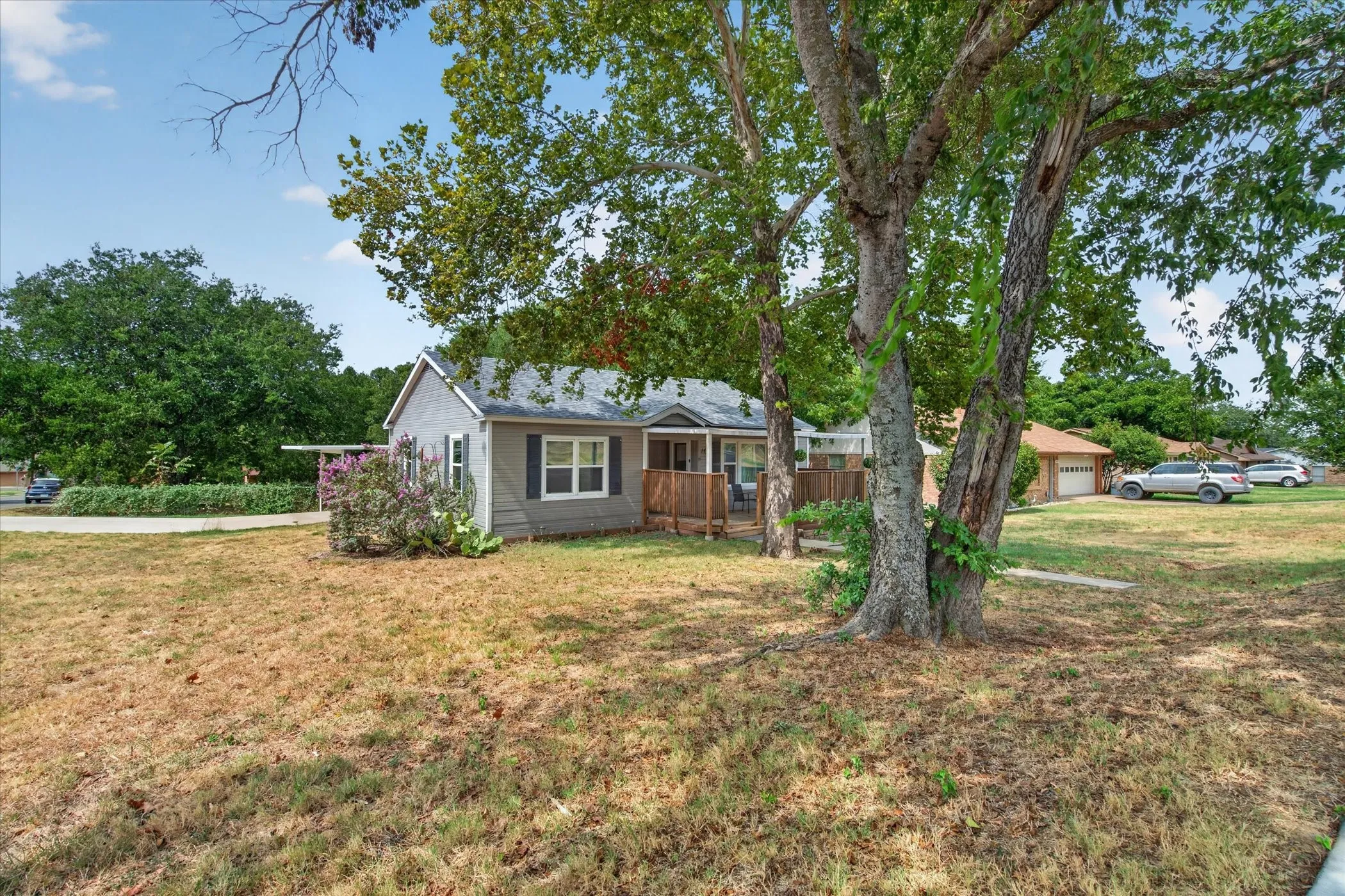 Single Family Residence For Sale in Parker County , 1412 Sloan Street, Weatherford, Texas 76086, 3 Bedroom, 2 Bathroom, Garage spaces, 1,566 Sqft, built in 1977, mls#21402225, Real Estate Agent in Weatherford, Homes For Sale in Parker county, Homes For Sale in Weatherford, Realtor in Weatherford Texas, Real Estate Brokerage Independent Realty Texas, Luminita Cordes Realtor